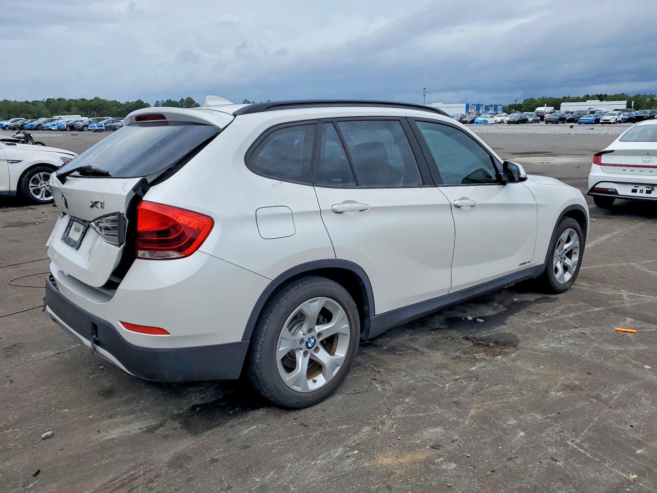 2015 Bmw X1 Sdrive28i White vin: WBAVM1C59FVZ94521