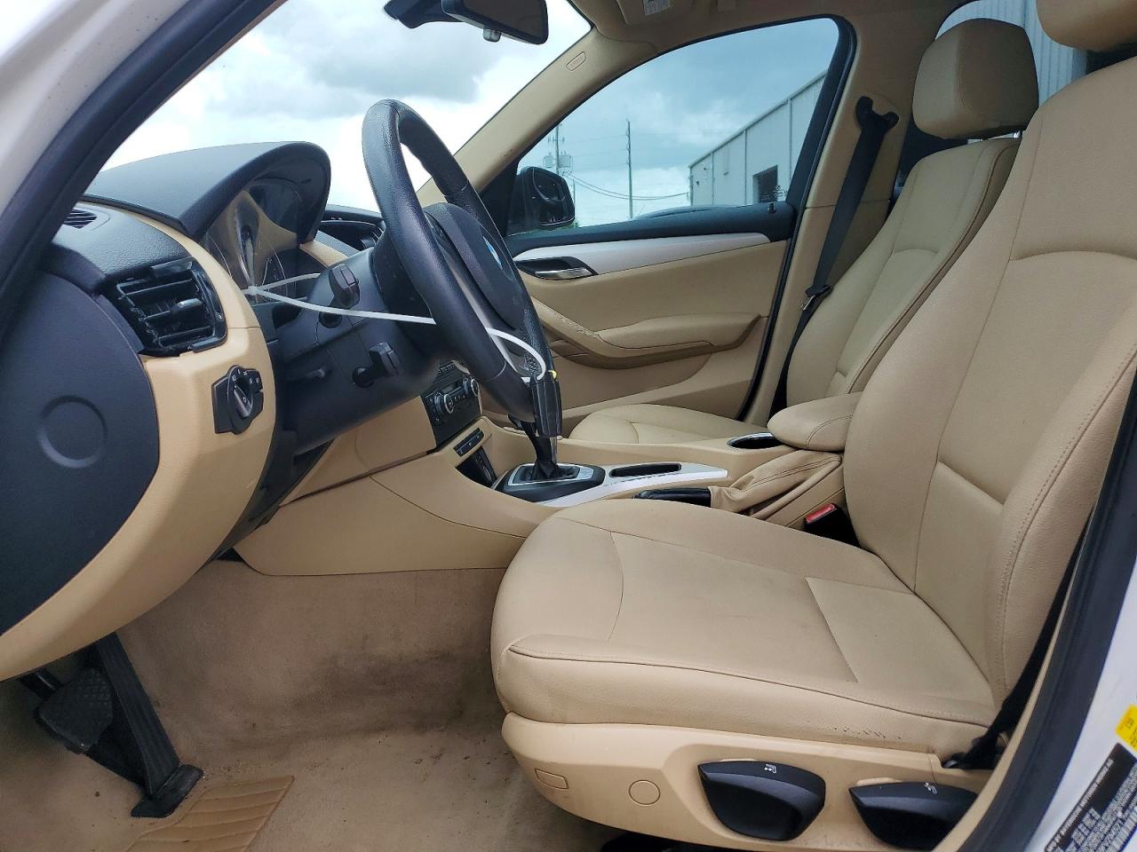 2015 Bmw X1 Sdrive28i White vin: WBAVM1C59FVZ94521
