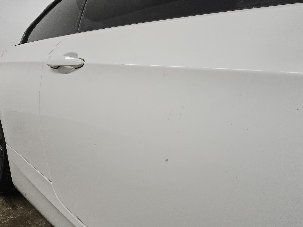 2009 Bmw 335 I White vin: WBAWL73519P473750 Damage: Right Front Door, Dent(S) W/ Paint Dmg, 1/8 To 1/2 Inch