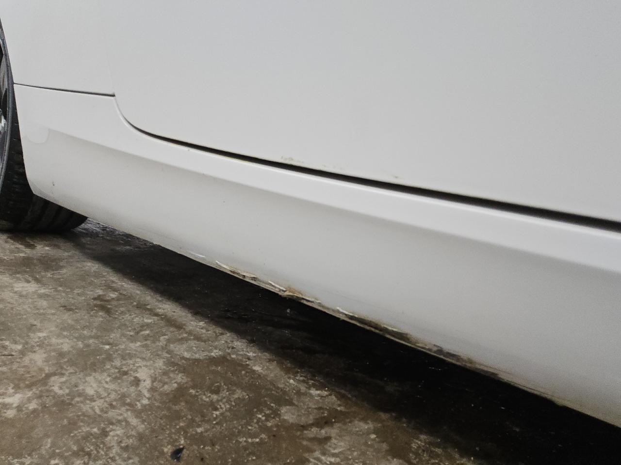 2009 Bmw 335 I White vin: WBAWL73519P473750 Damage: Right Rocker Panel Molding, Previous Repair, Substandard Repair
