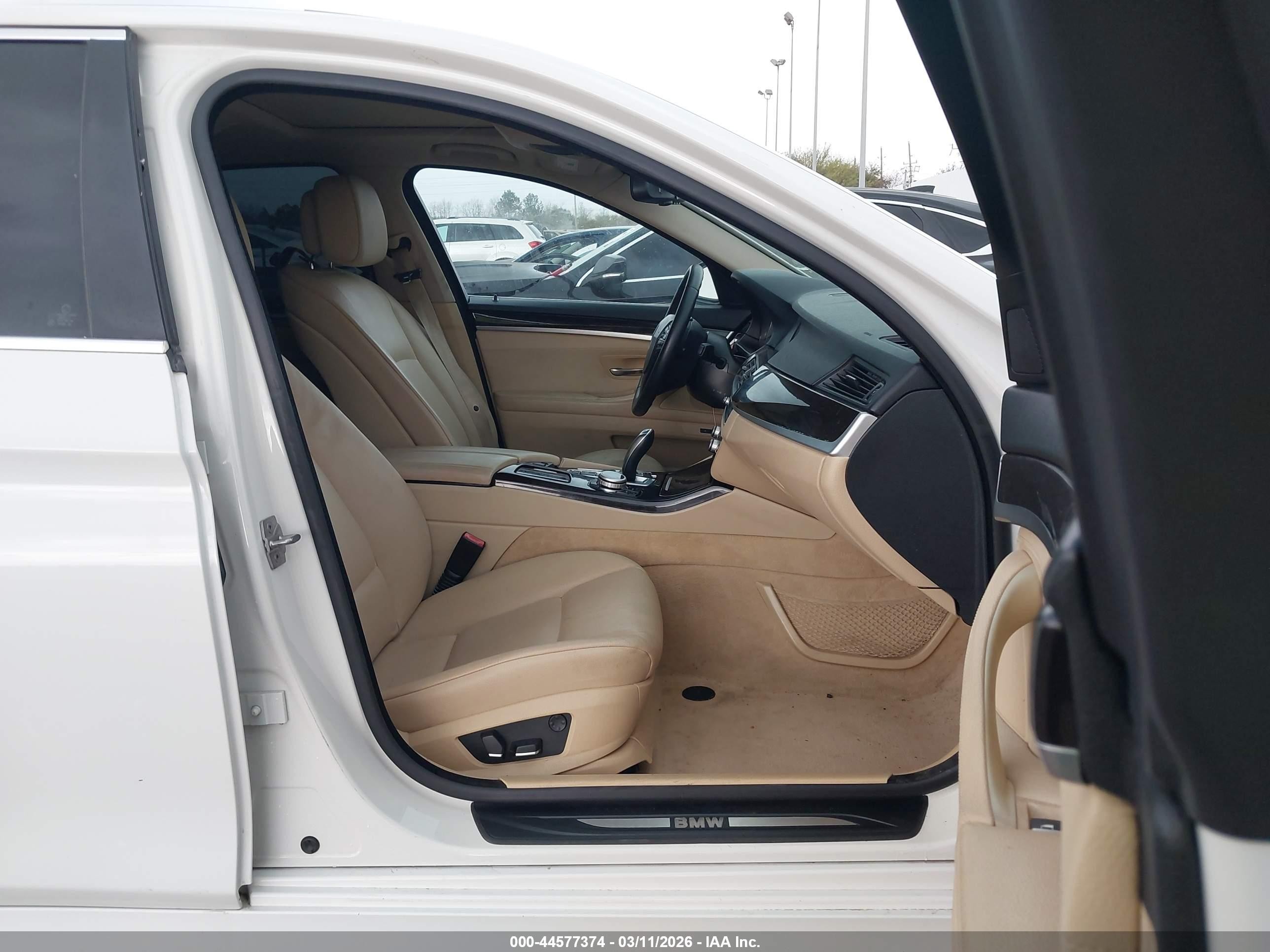 2012 Bmw 528i   Белый vin: WBAXG5C59CDY28055