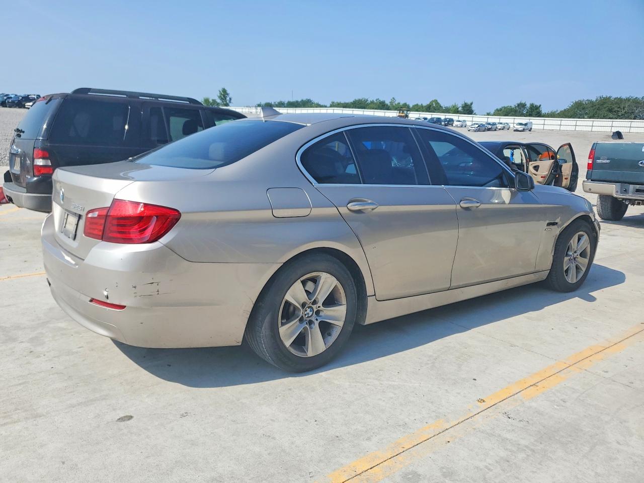 2012 Bmw 528 Xi Silver vin: WBAXH5C51CDW09037