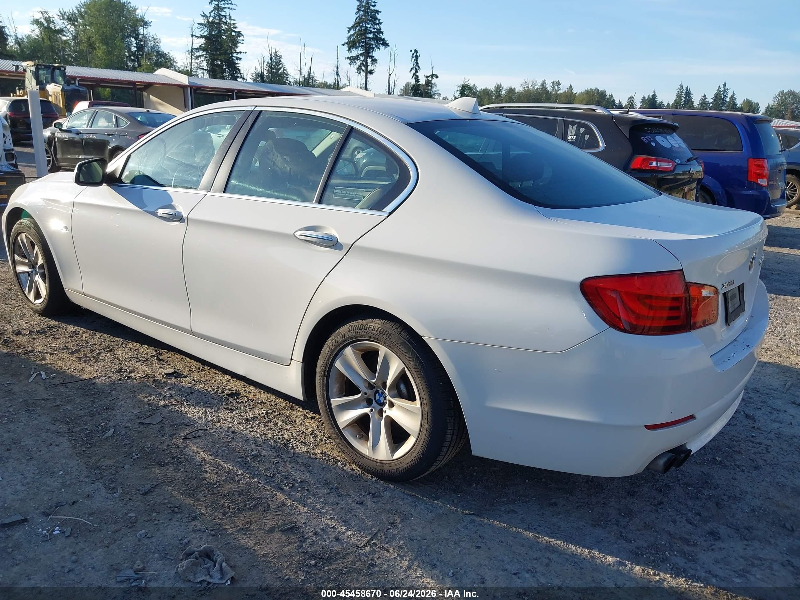 2013 Bmw 528i Xdrive Белый vin: WBAXH5C54DDW11933