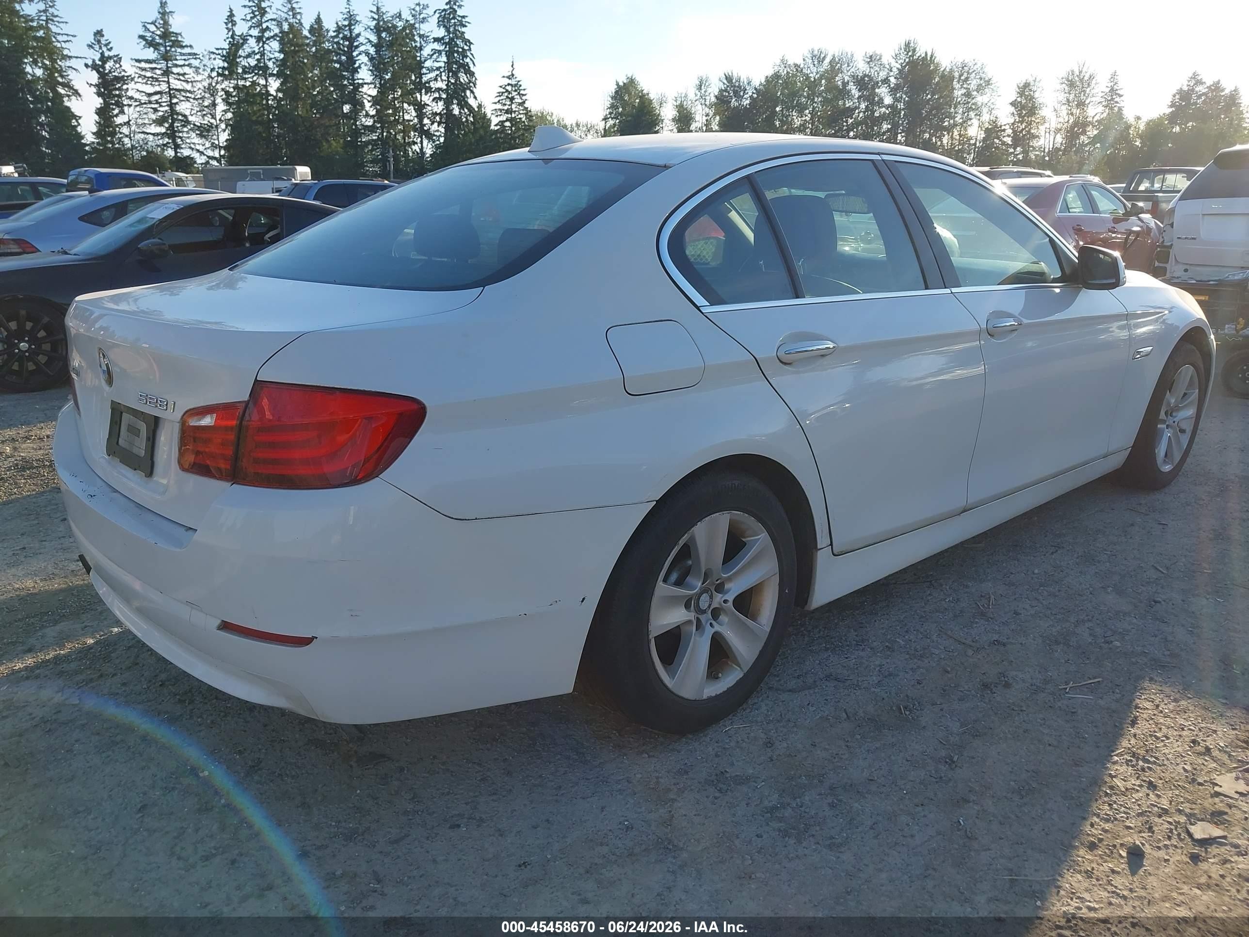 2013 Bmw 528i Xdrive Белый vin: WBAXH5C54DDW11933