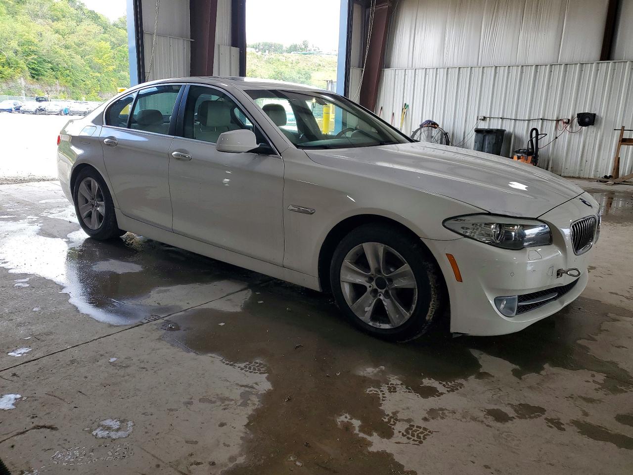 2013 Bmw 528 Xi White vin: WBAXH5C55DD112235