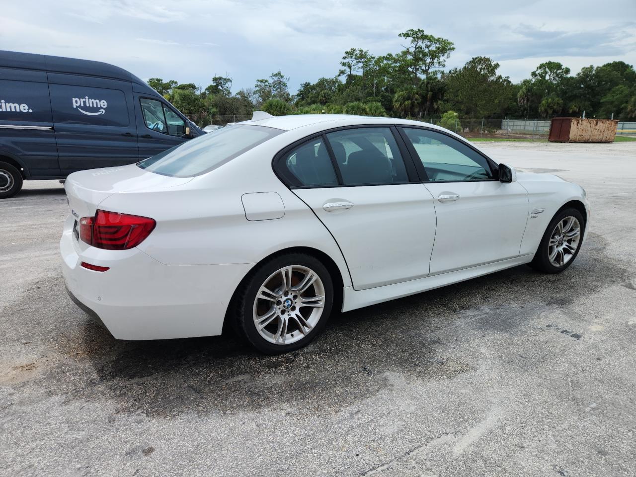 2012 Bmw 528 Xi White vin: WBAXH5C56CDW10457 Damage: Right Front Tire, Worn, Replacement Required
