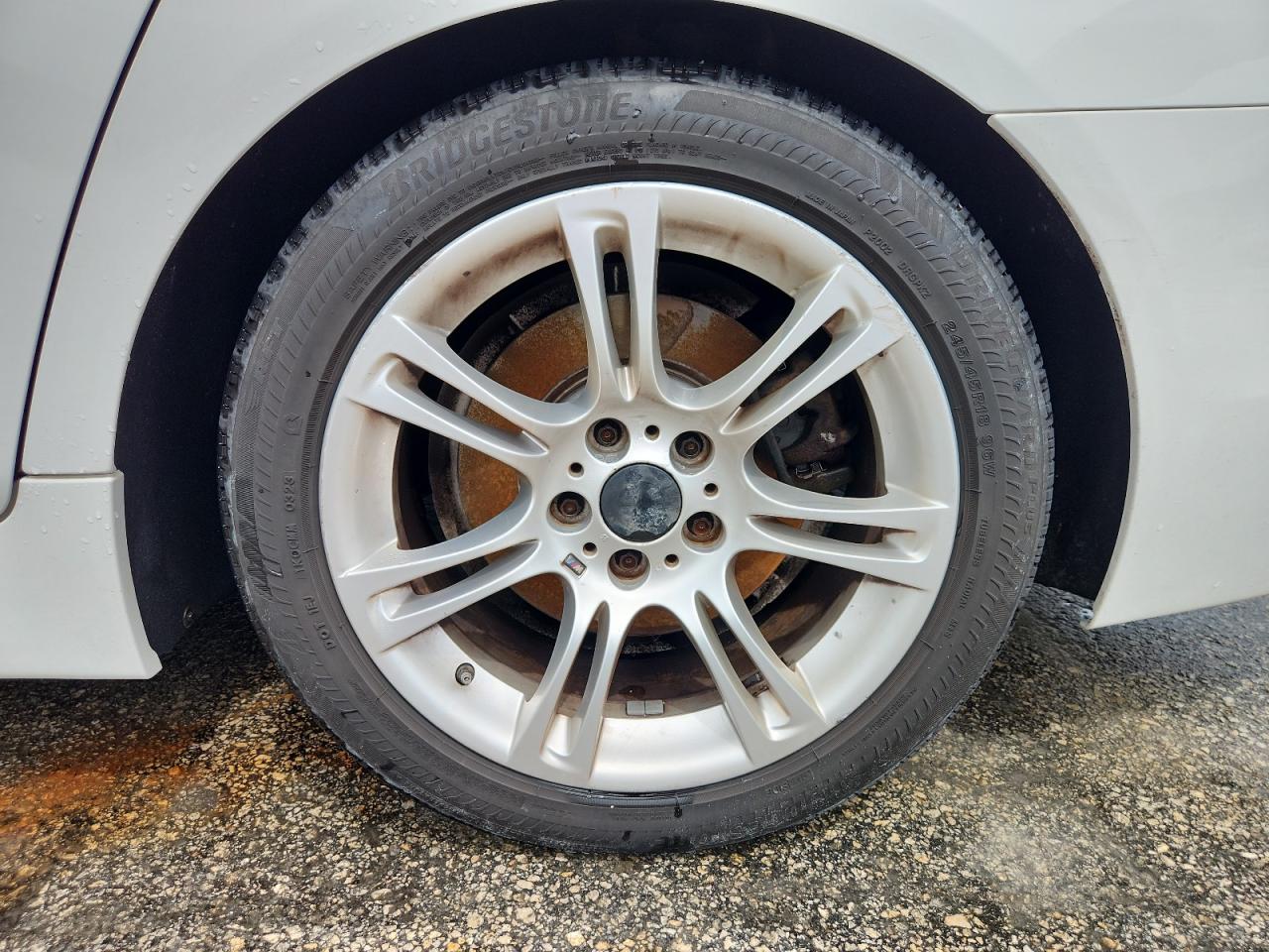 2012 Bmw 528 Xi White vin: WBAXH5C56CDW10457 Damage: Left Rear Center Cap, Broken, Replacement Required