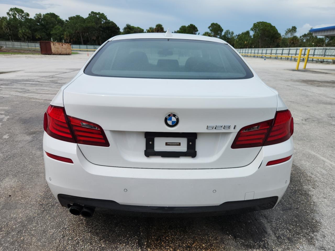 2012 Bmw 528 Xi White vin: WBAXH5C56CDW10457 Damage: Rear Bumper, Heavy Scratch, 1 To 2 Inches