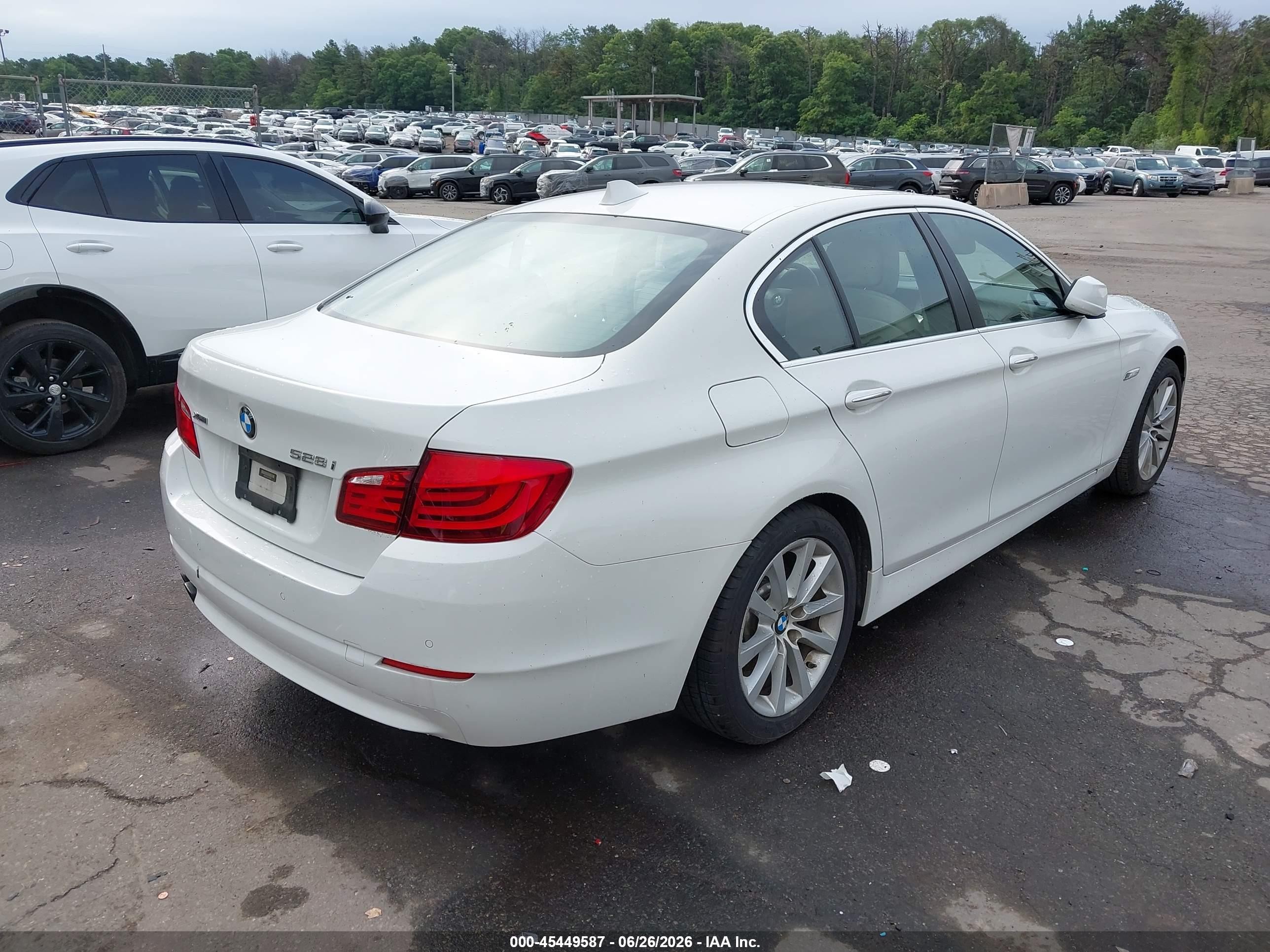 2013 Bmw 528i Xdrive Белый vin: WBAXH5C56DD107299