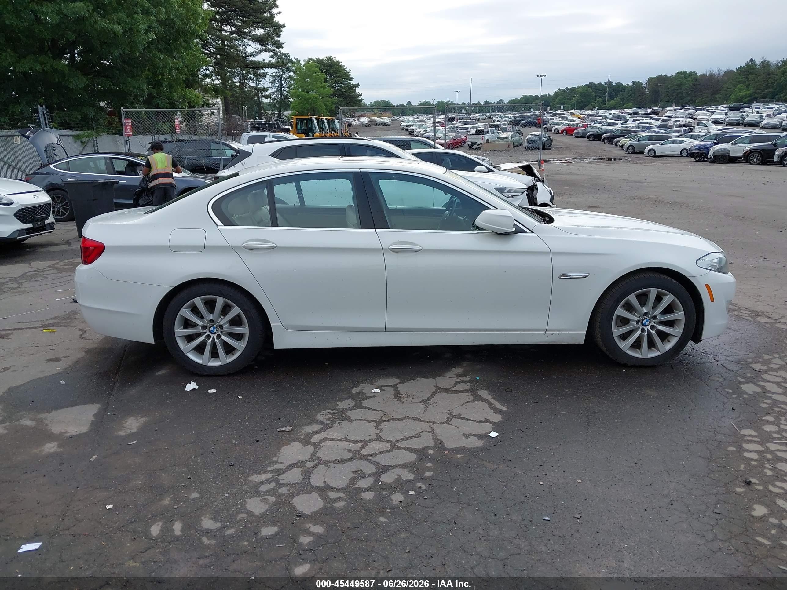 2013 Bmw 528i Xdrive Белый vin: WBAXH5C56DD107299