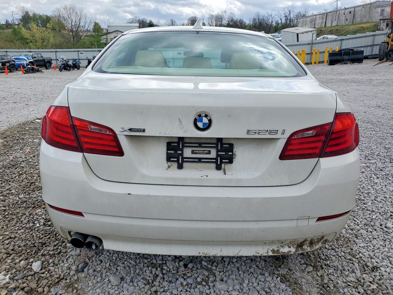 2013 Bmw 528 Xi White vin: WBAXH5C59DD106664