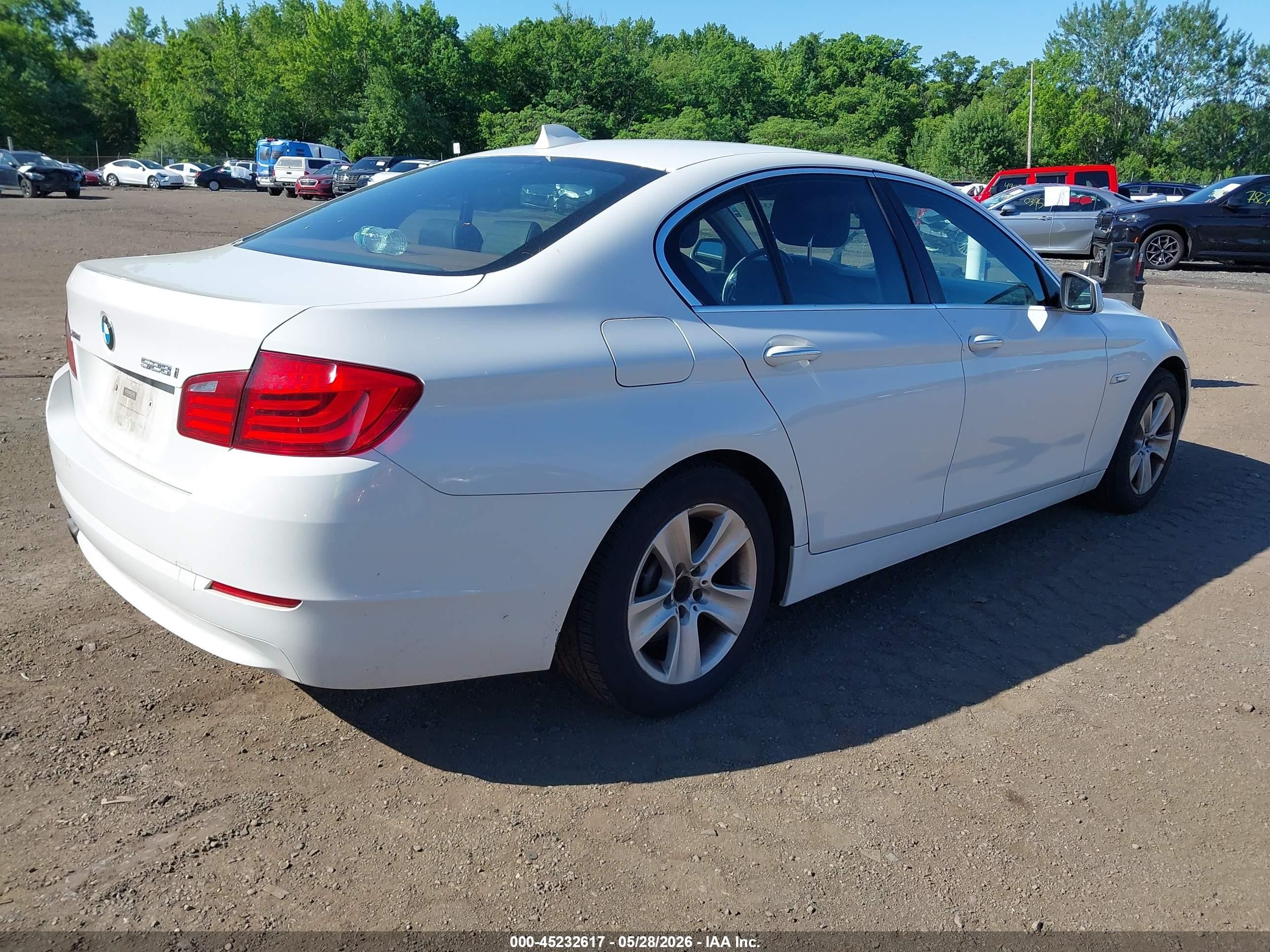 2013 Bmw 528i Xdrive White vin: WBAXH5C59DD111492