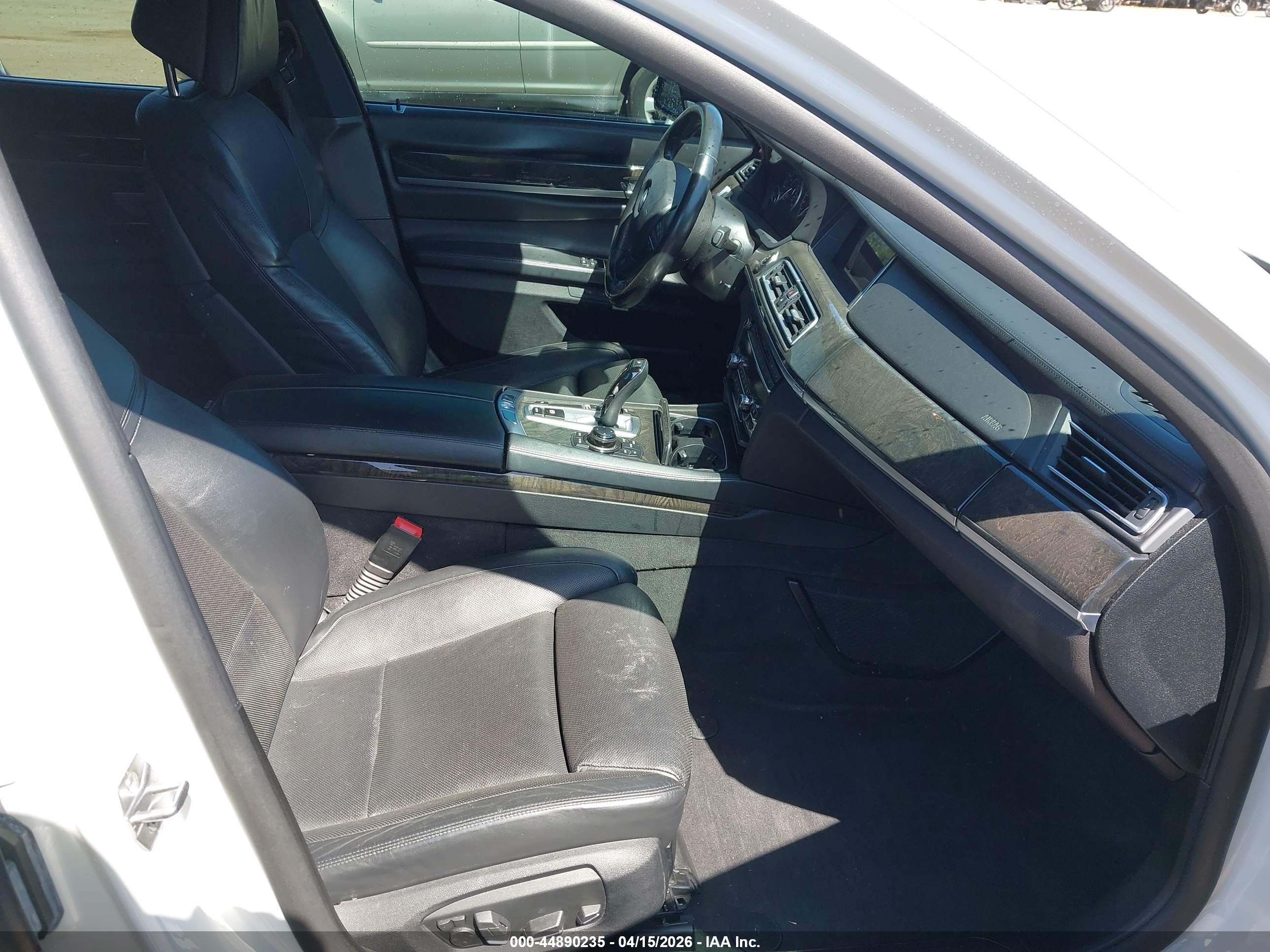 2013 Bmw 750i   Белый vin: WBAYA8C53DC996482