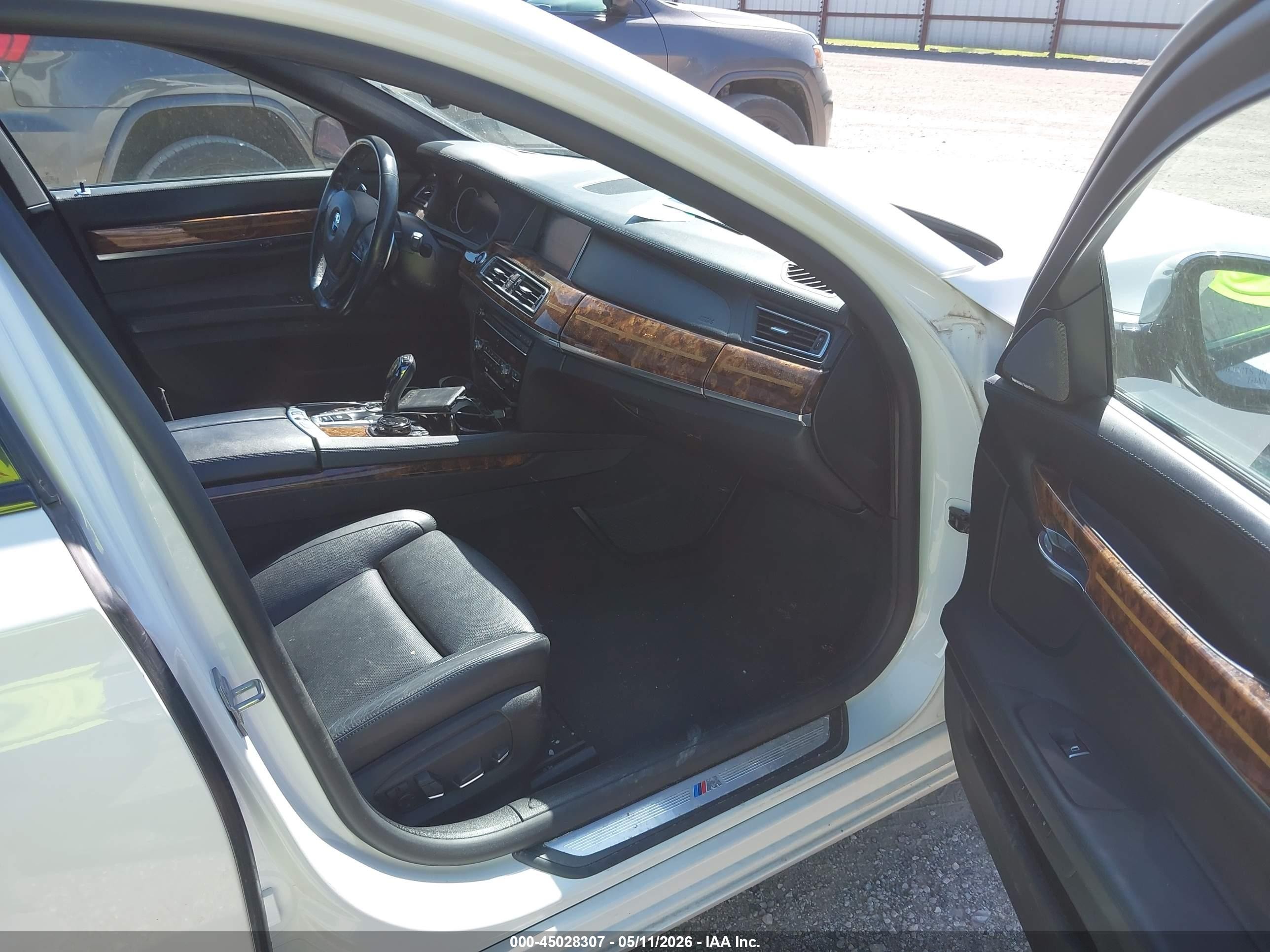 2014 Bmw 750i Xdrive Белый vin: WBAYB6C57ED224323