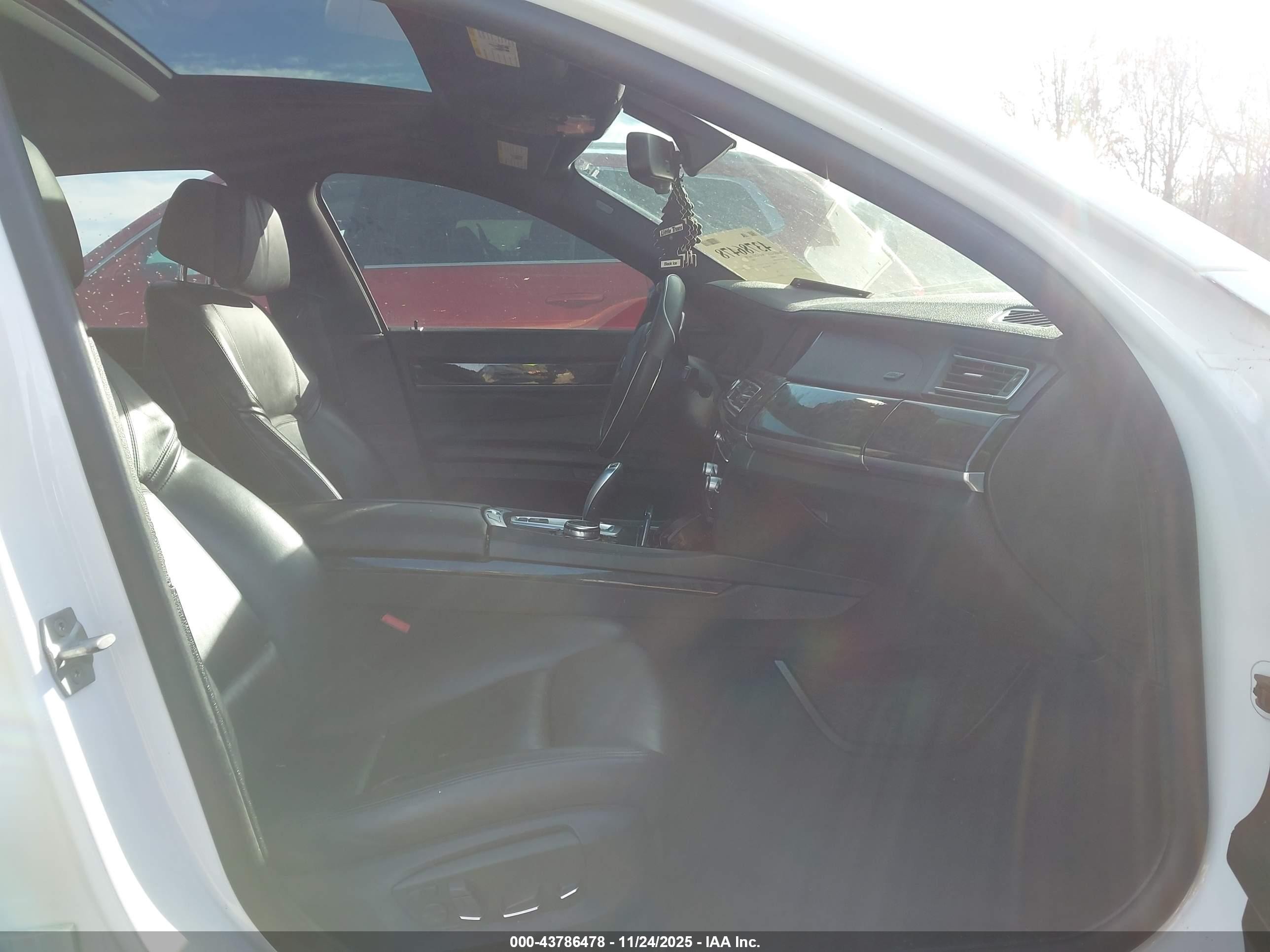 2014 Bmw 750i Xdrive White vin: WBAYB6C58ED224993