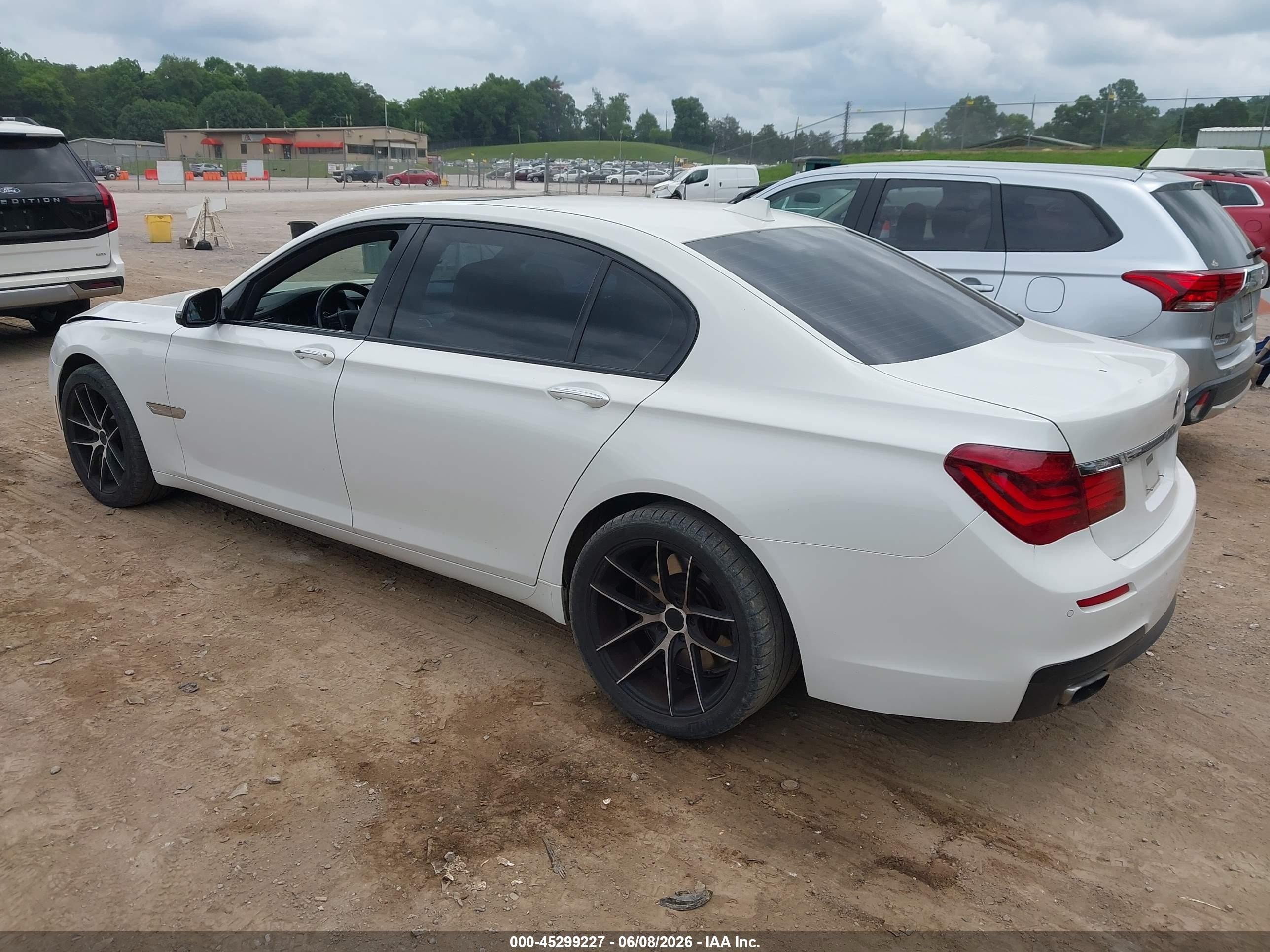 2013 Bmw 750li   Белый vin: WBAYE8C51DD133243