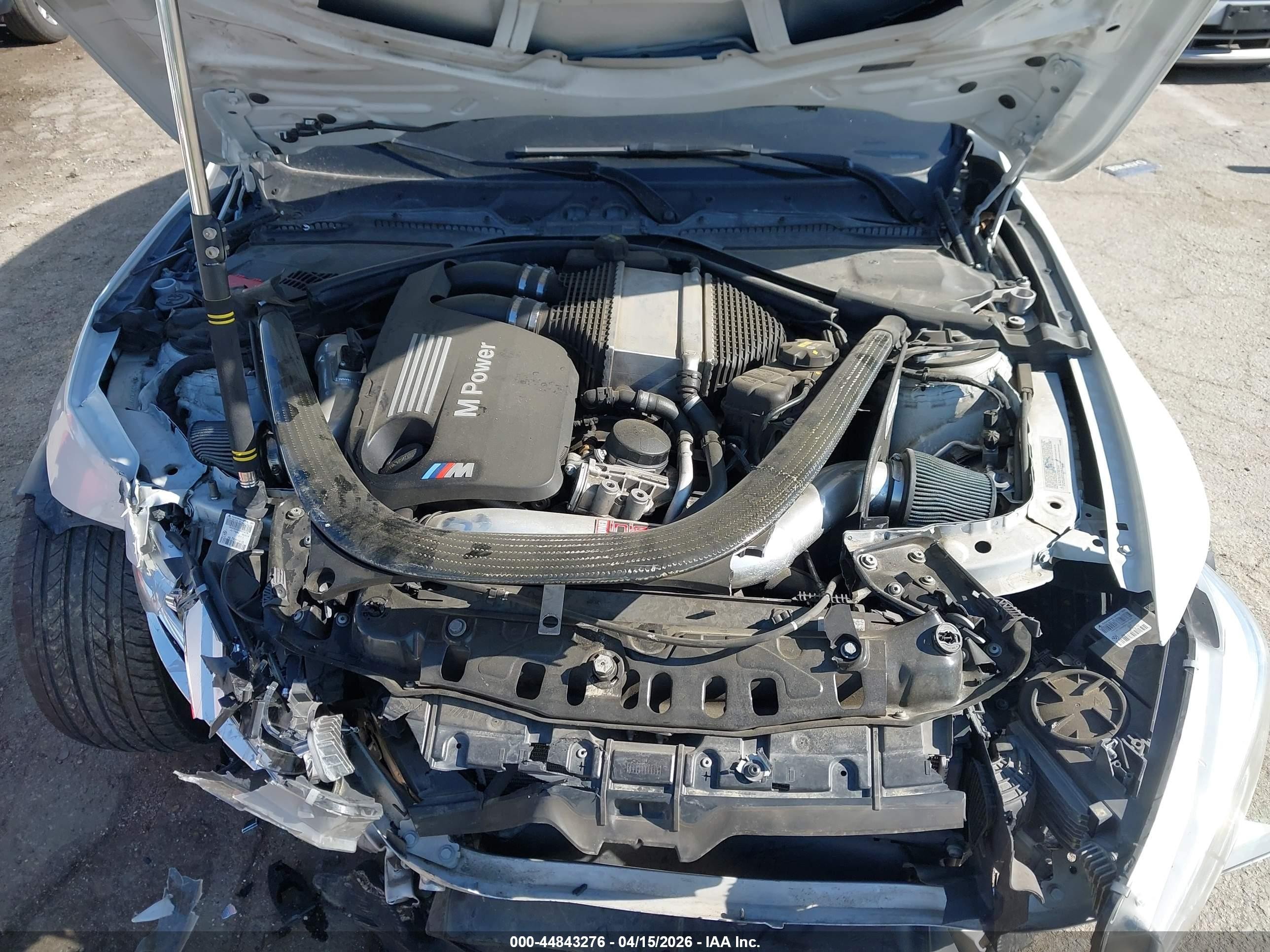 2015 Bmw M4   White vin: WBS3R9C50FF708732