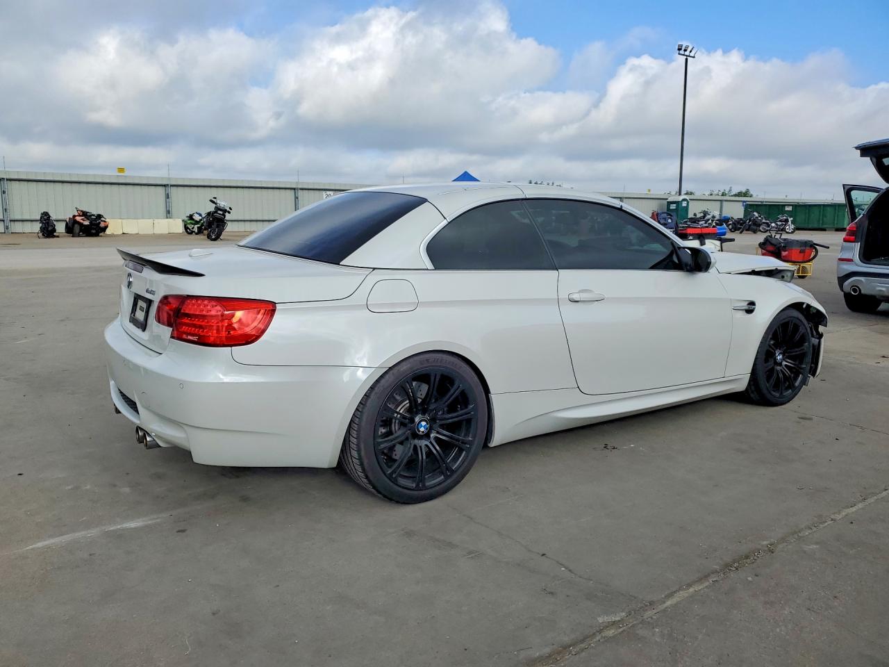 2013 Bmw M3 White vin: WBSDX9C53DE785947