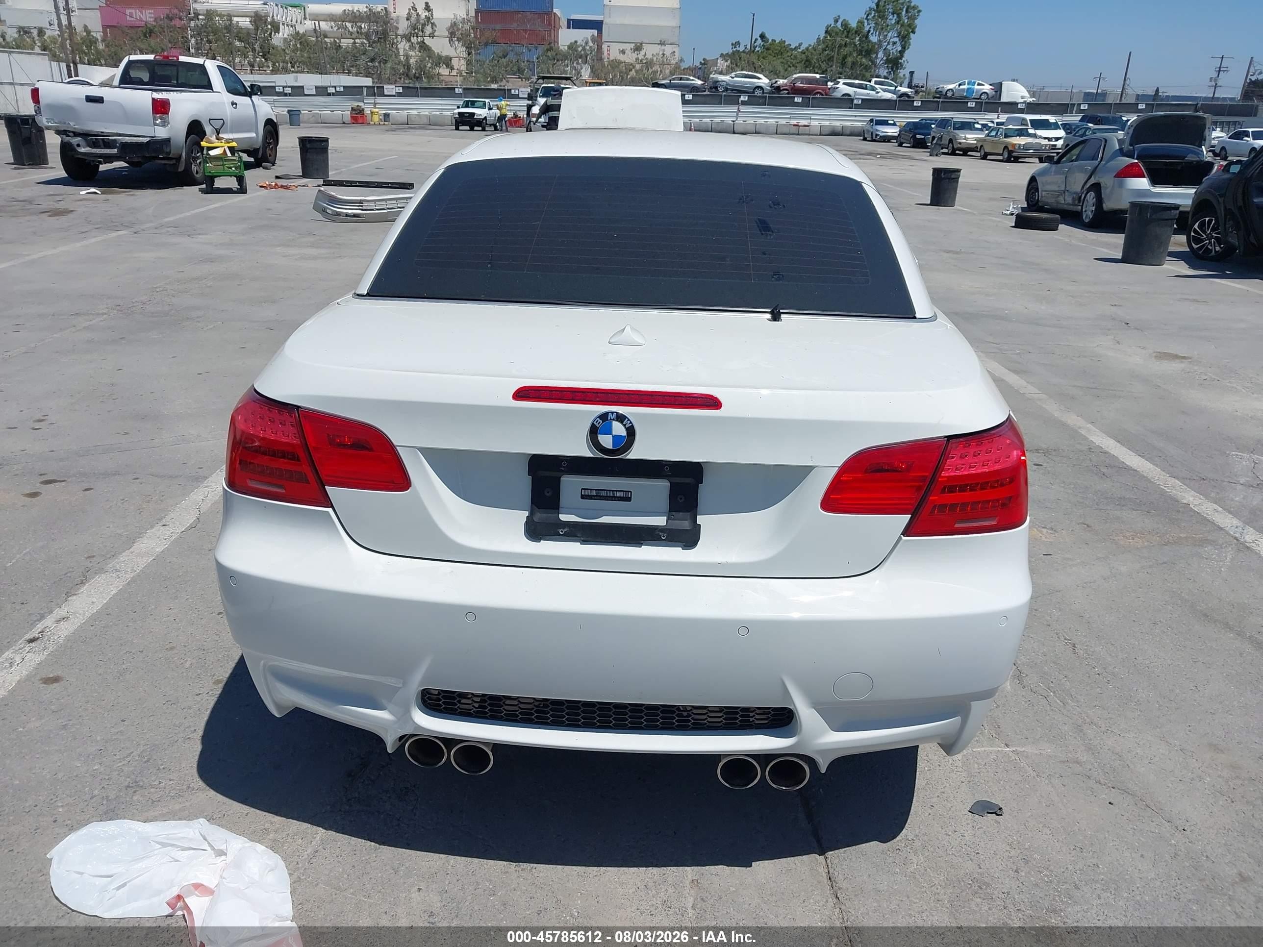2011 Bmw M3   White vin: WBSDX9C57BE584677
