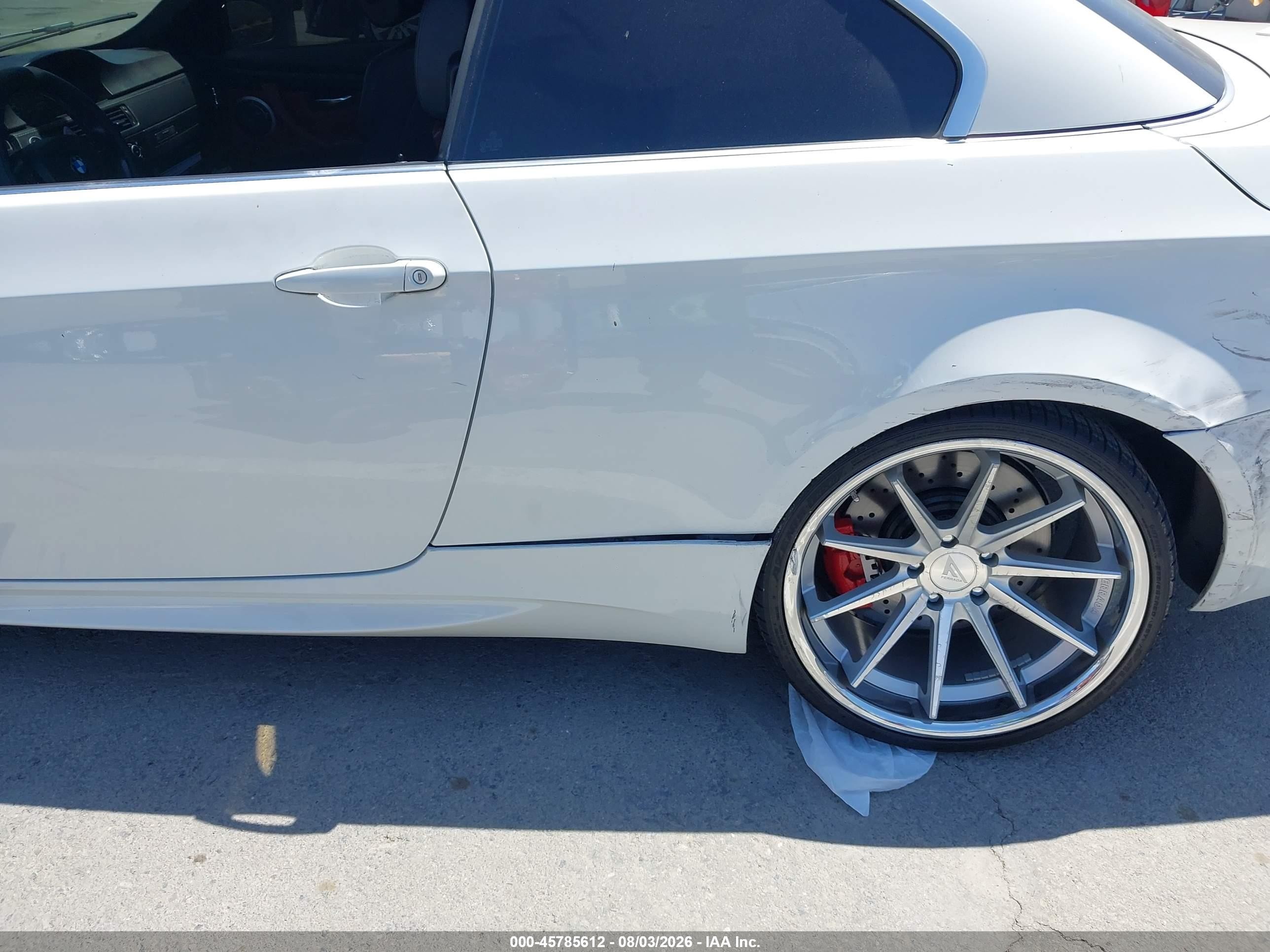 2011 Bmw M3   White vin: WBSDX9C57BE584677