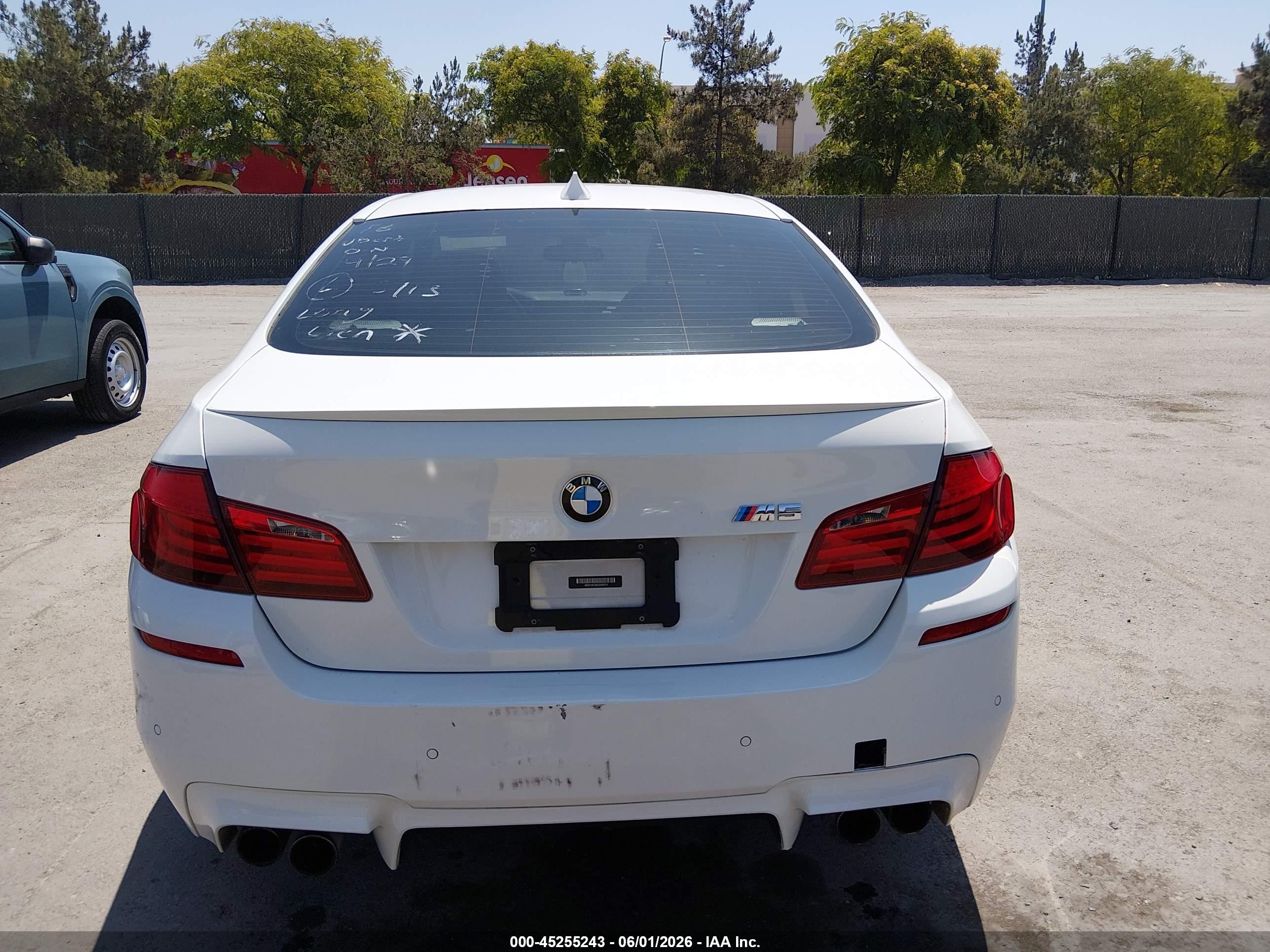 2013 Bmw M5   White vin: WBSFV9C56DD096375
