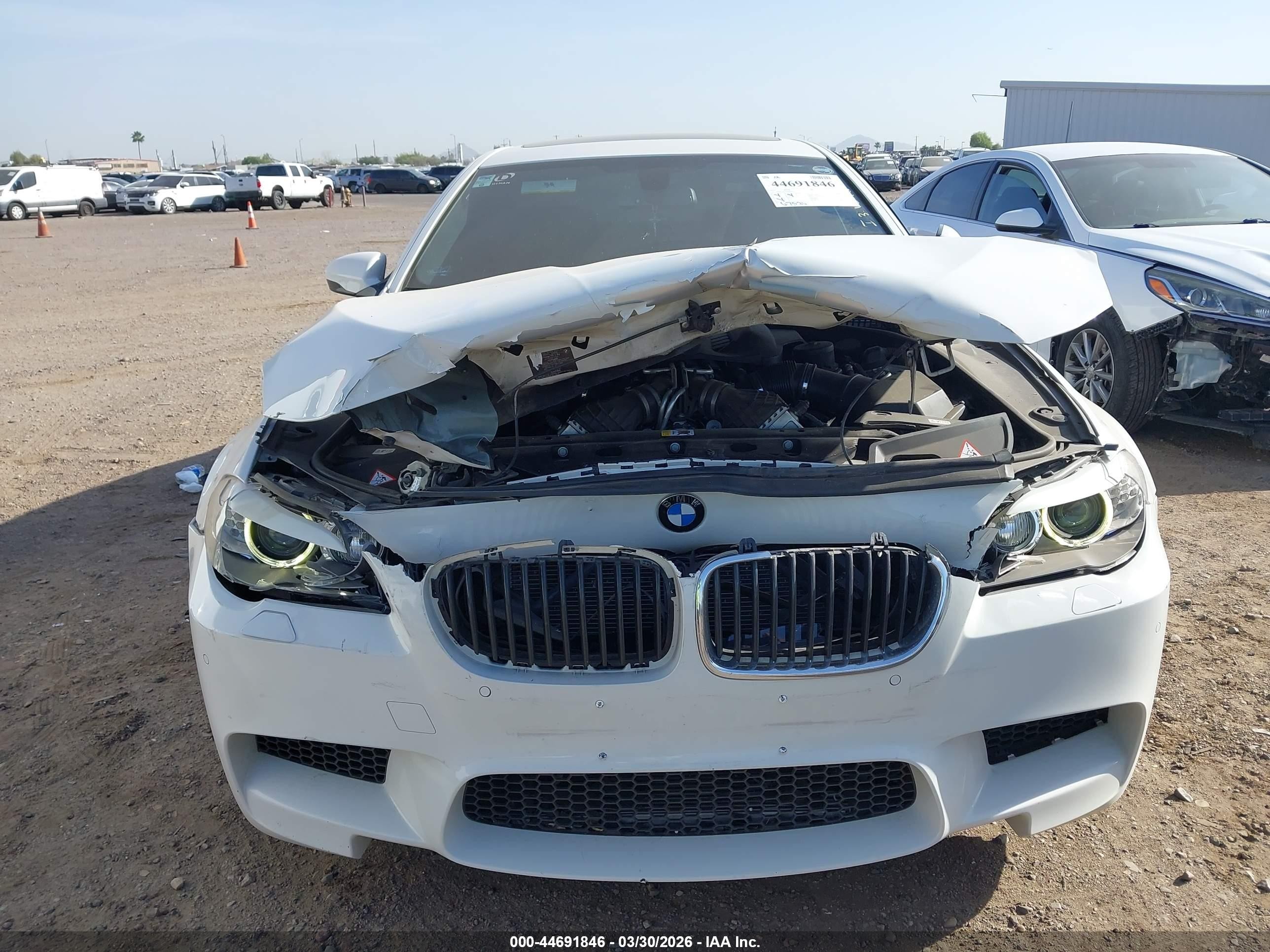 2013 Bmw M5   White vin: WBSFV9C57DD096952