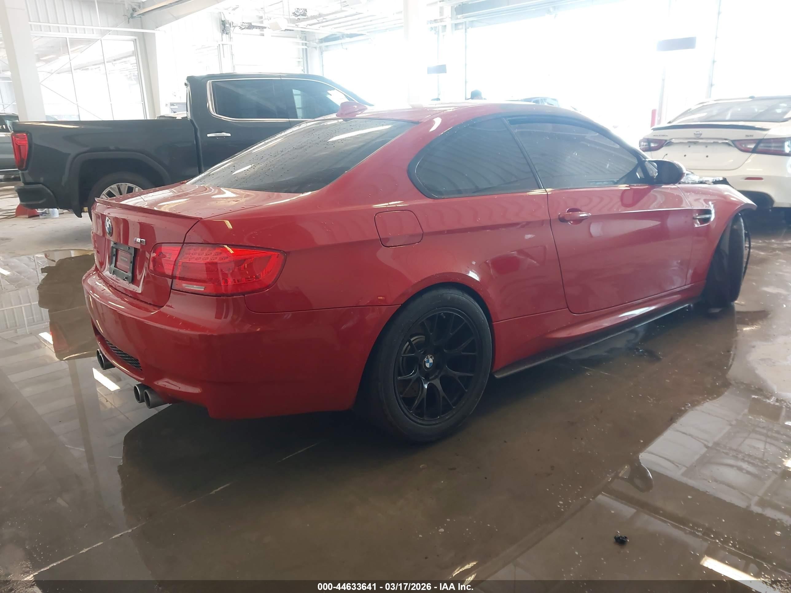 2011 Bmw M3   Красный vin: WBSKG9C58BE645803