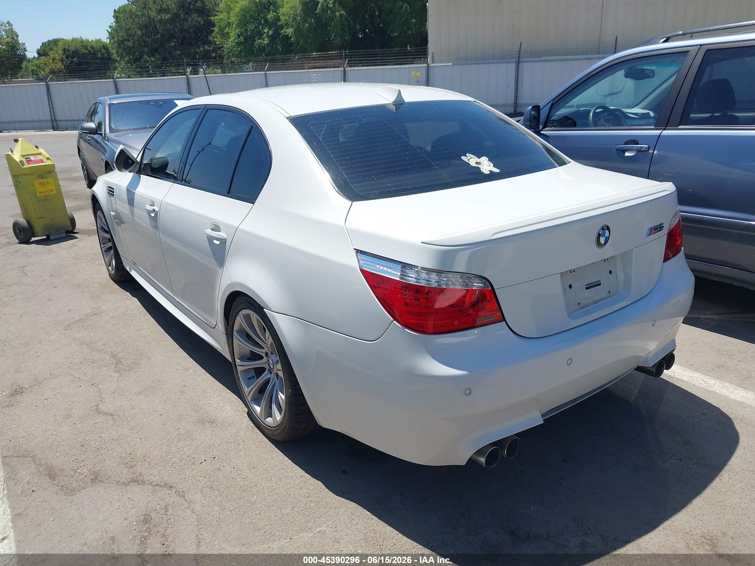 2008 Bmw M5   White vin: WBSNB93558CX09506