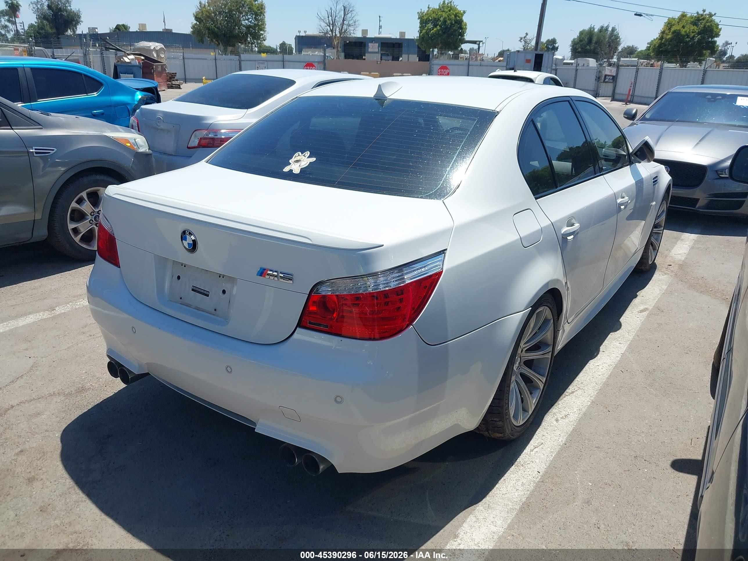 2008 Bmw M5   White vin: WBSNB93558CX09506