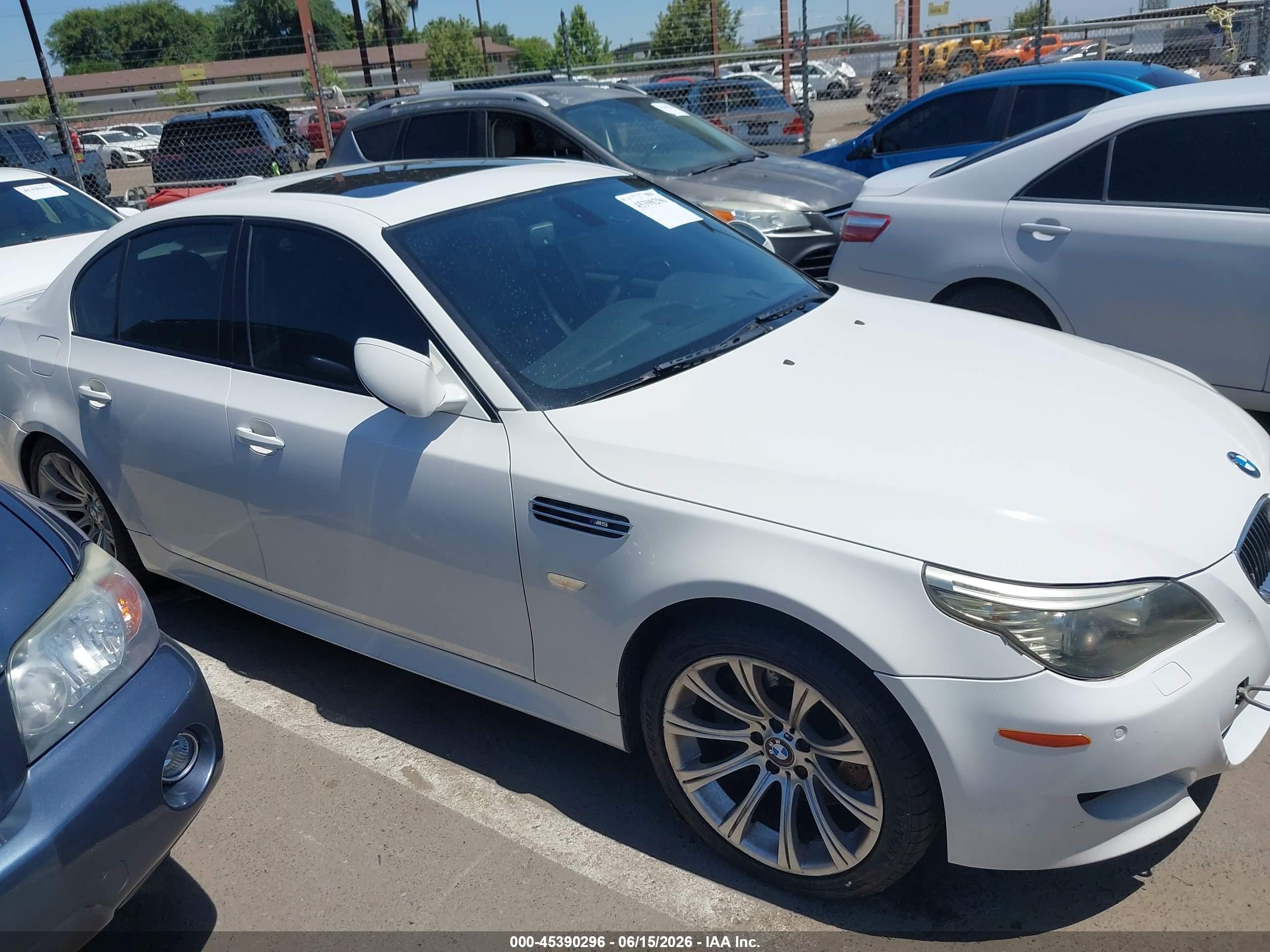 2008 Bmw M5   White vin: WBSNB93558CX09506