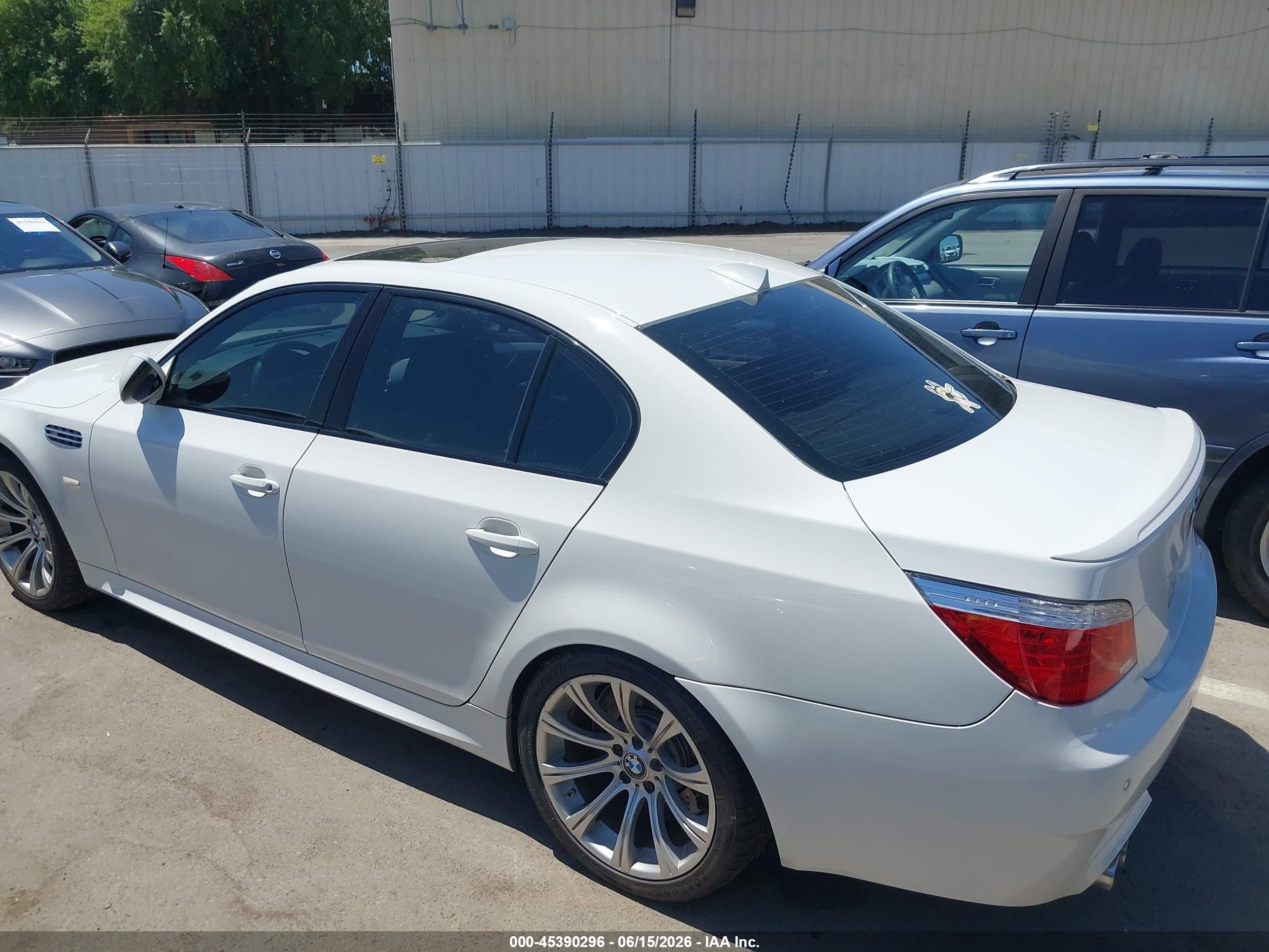 2008 Bmw M5   White vin: WBSNB93558CX09506