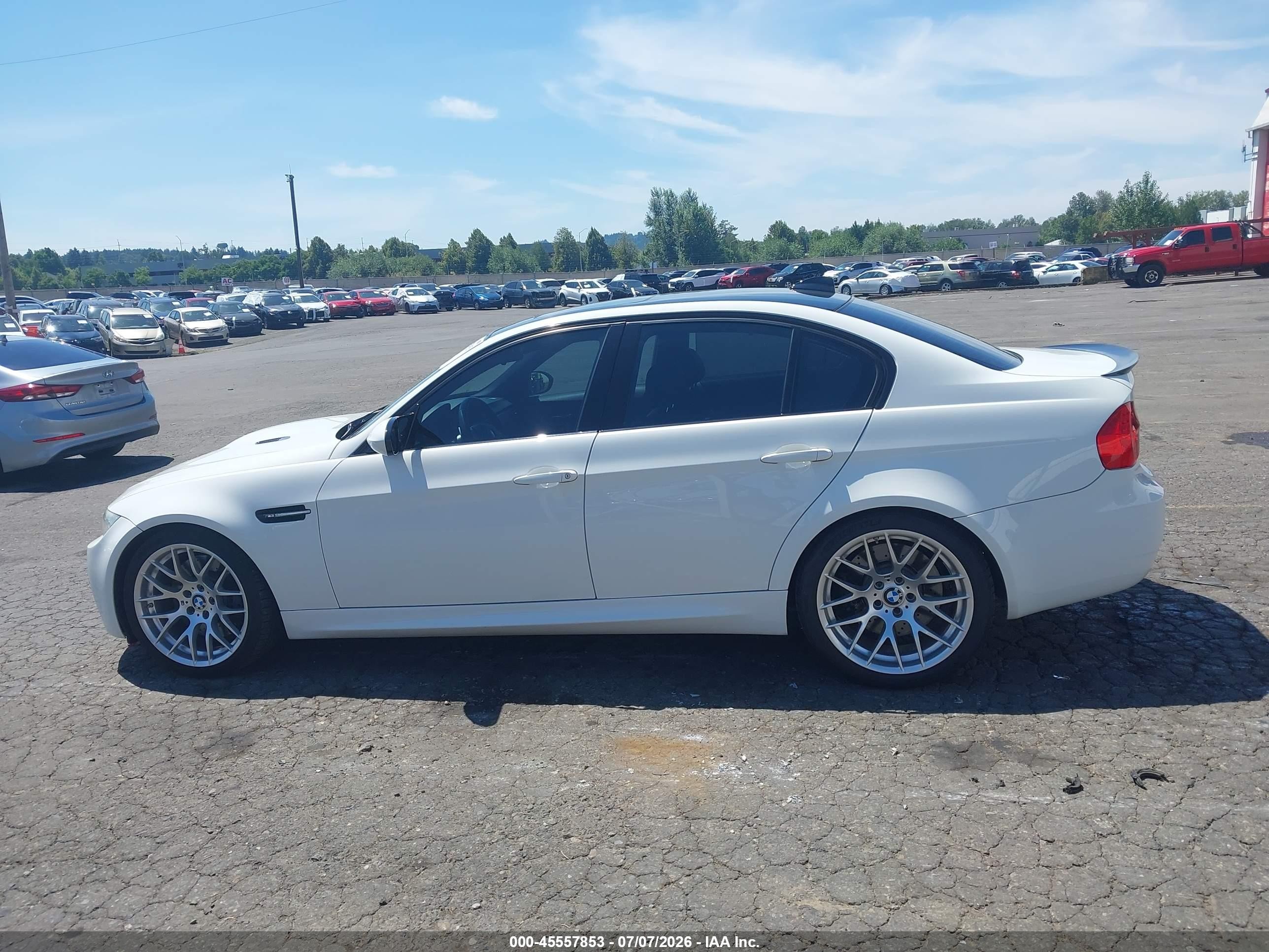 2011 Bmw M3   Белый vin: WBSPM9C54BE202935