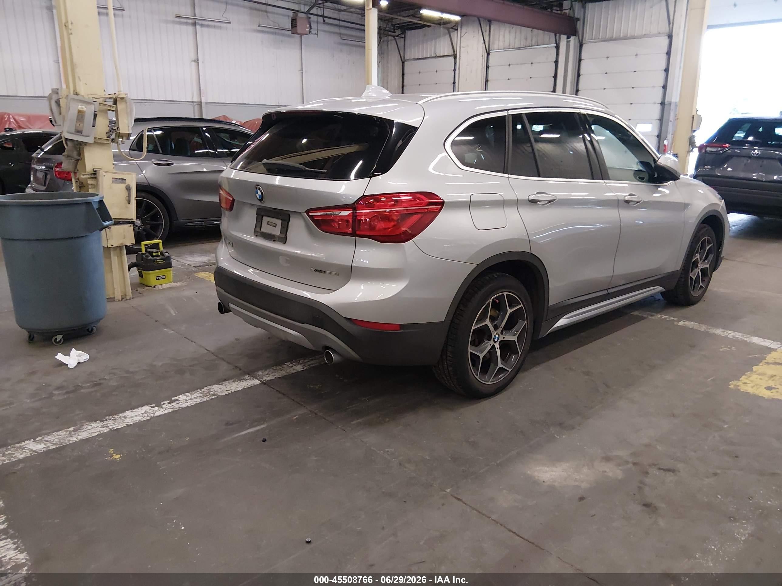 2018 Bmw X1 Xdrive28i Silver vin: WBXHT3C30J5L34361