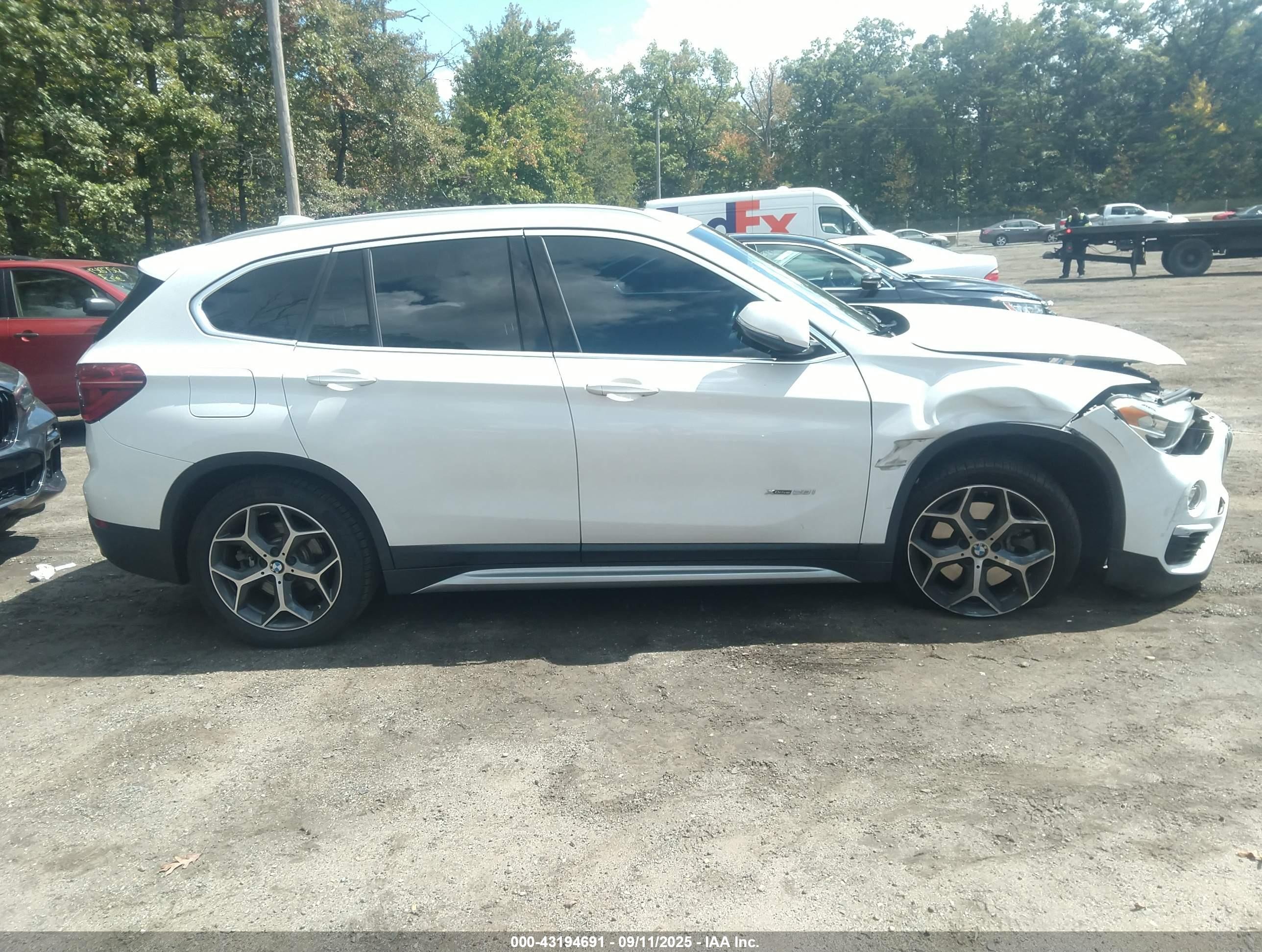 2018 Bmw X1 Xdrive28i White vin: WBXHT3C33J5F89508