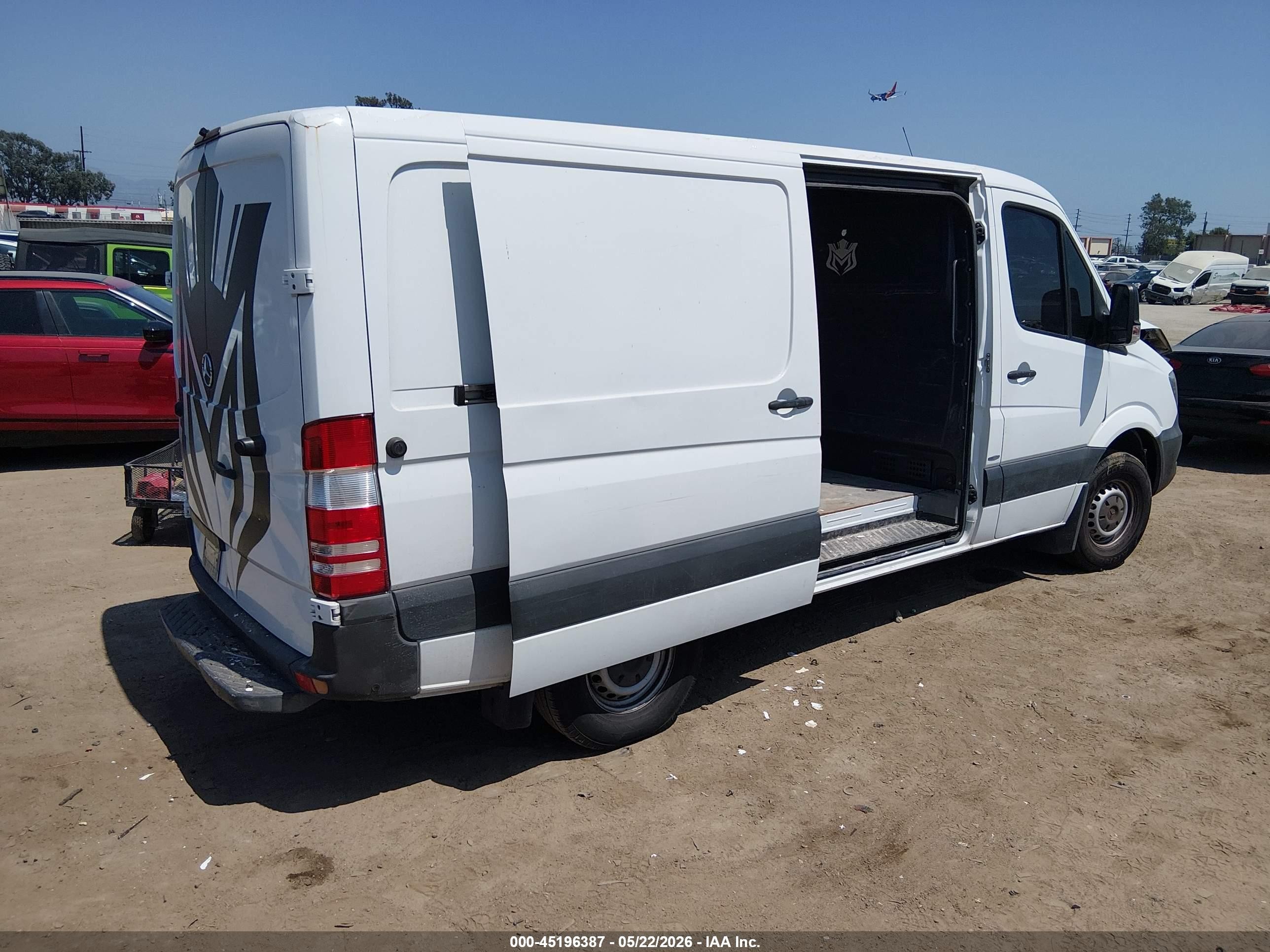2015 Mercedes-benz Sprinter 2500 Normal Roof Белый vin: WD3PE7DC1FP172819
