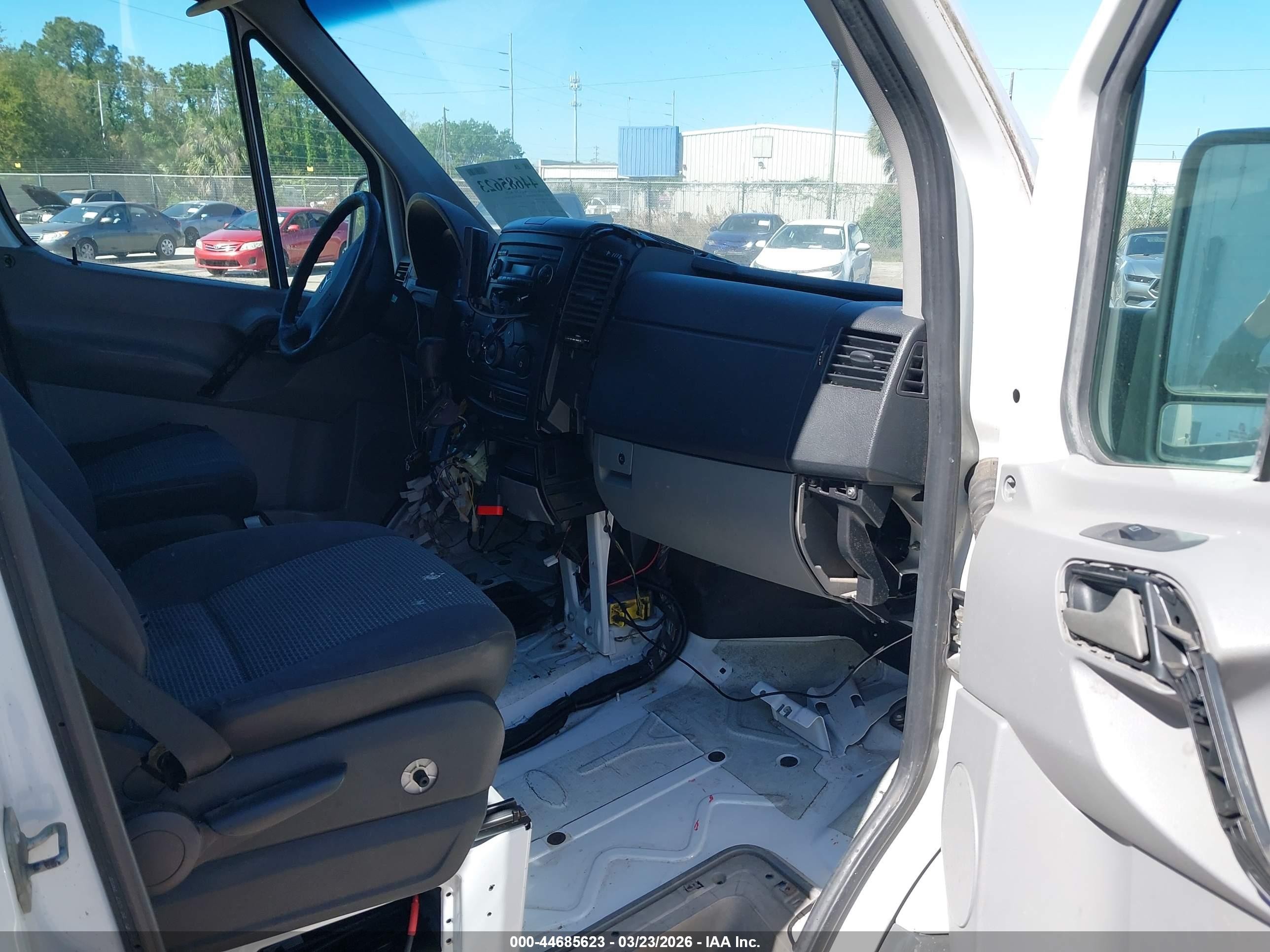 2010 Mercedes-benz Sprinter Van 2500 High Roof Белый vin: WD3PE8CC0A5424118