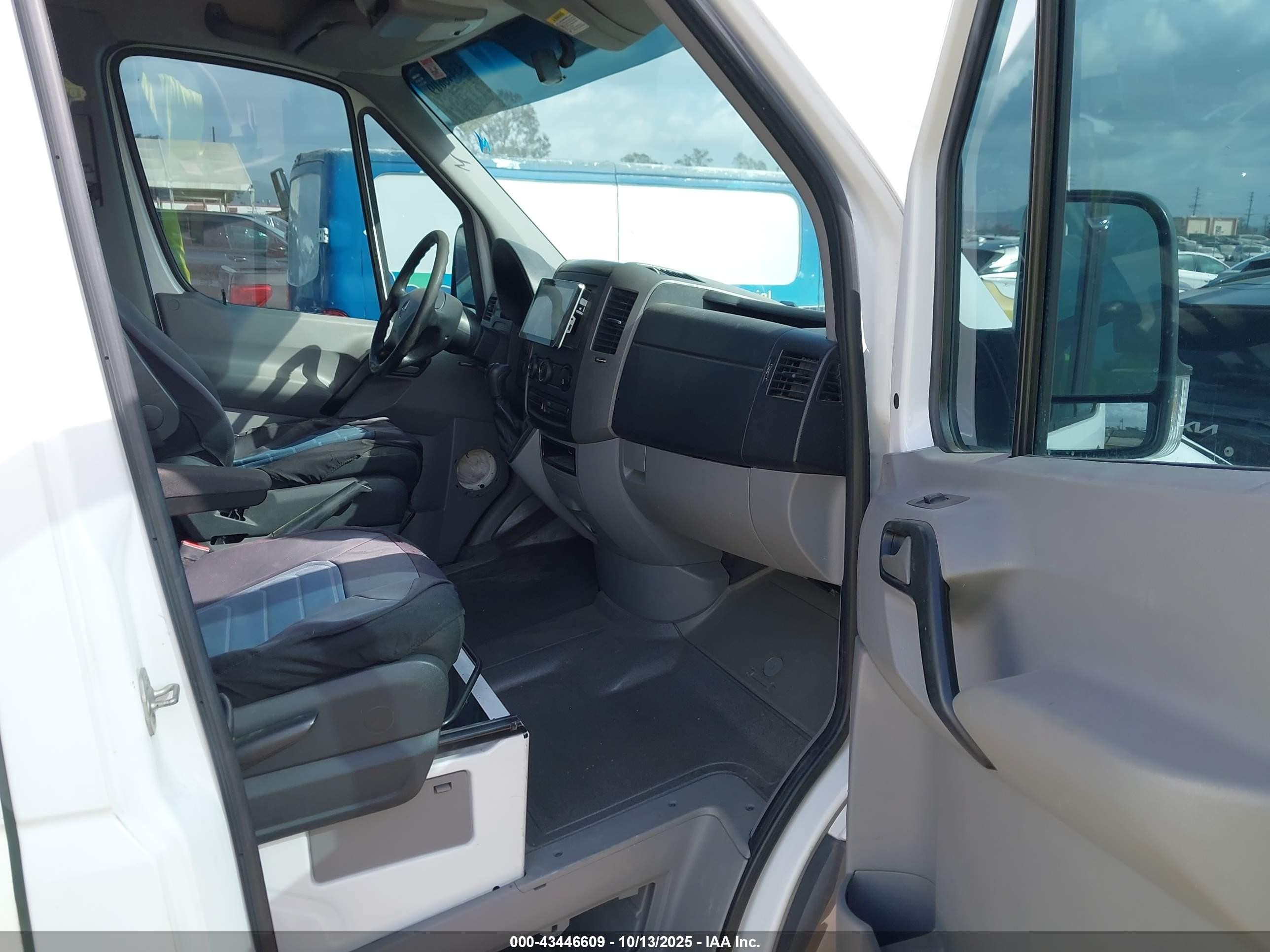 2010 Mercedes-benz Sprinter Van 2500 High Roof White vin: WD3PE8CCXA5483385