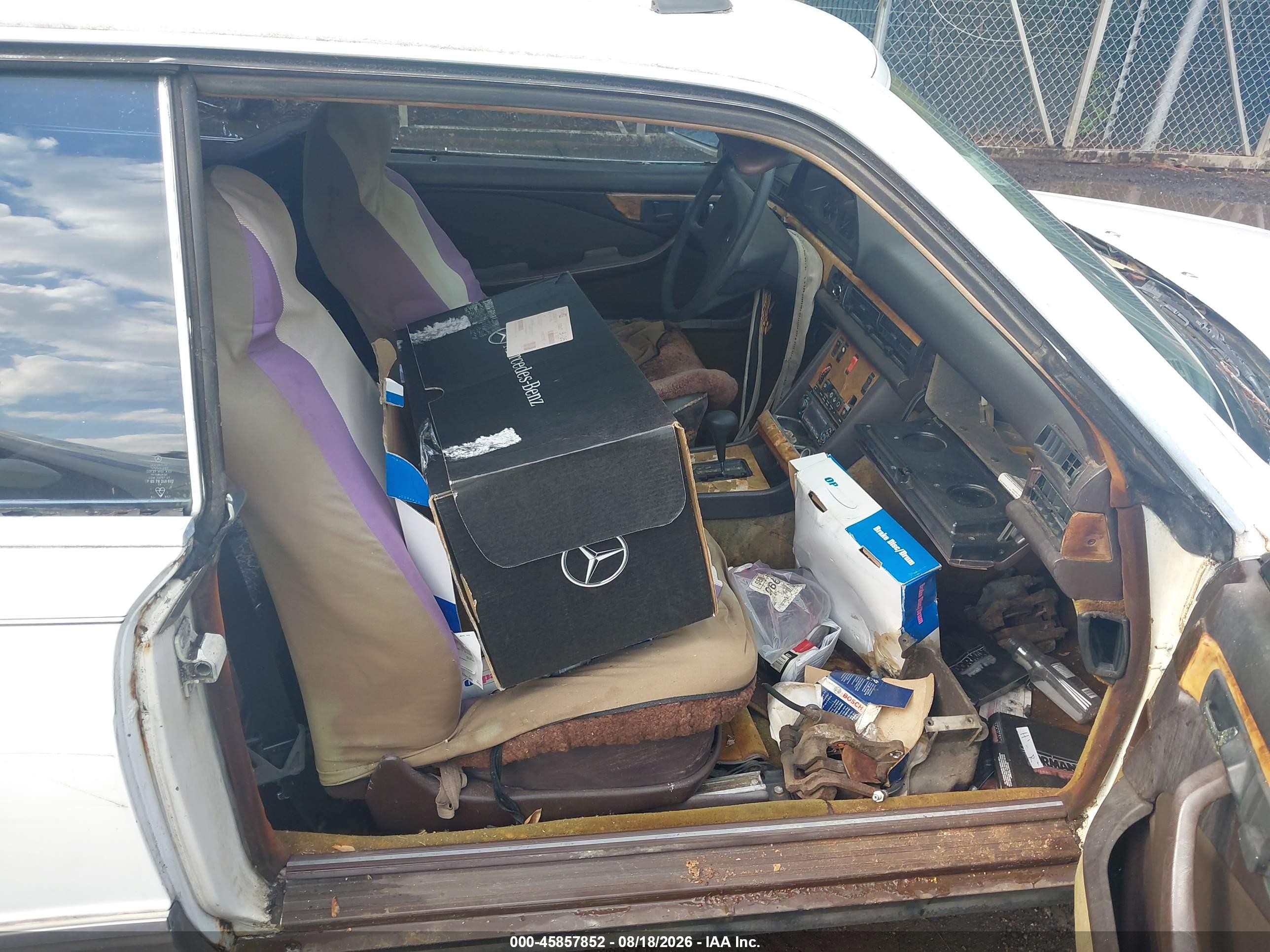 1982 Mercedes C500 White vin: WDB12604412000092
