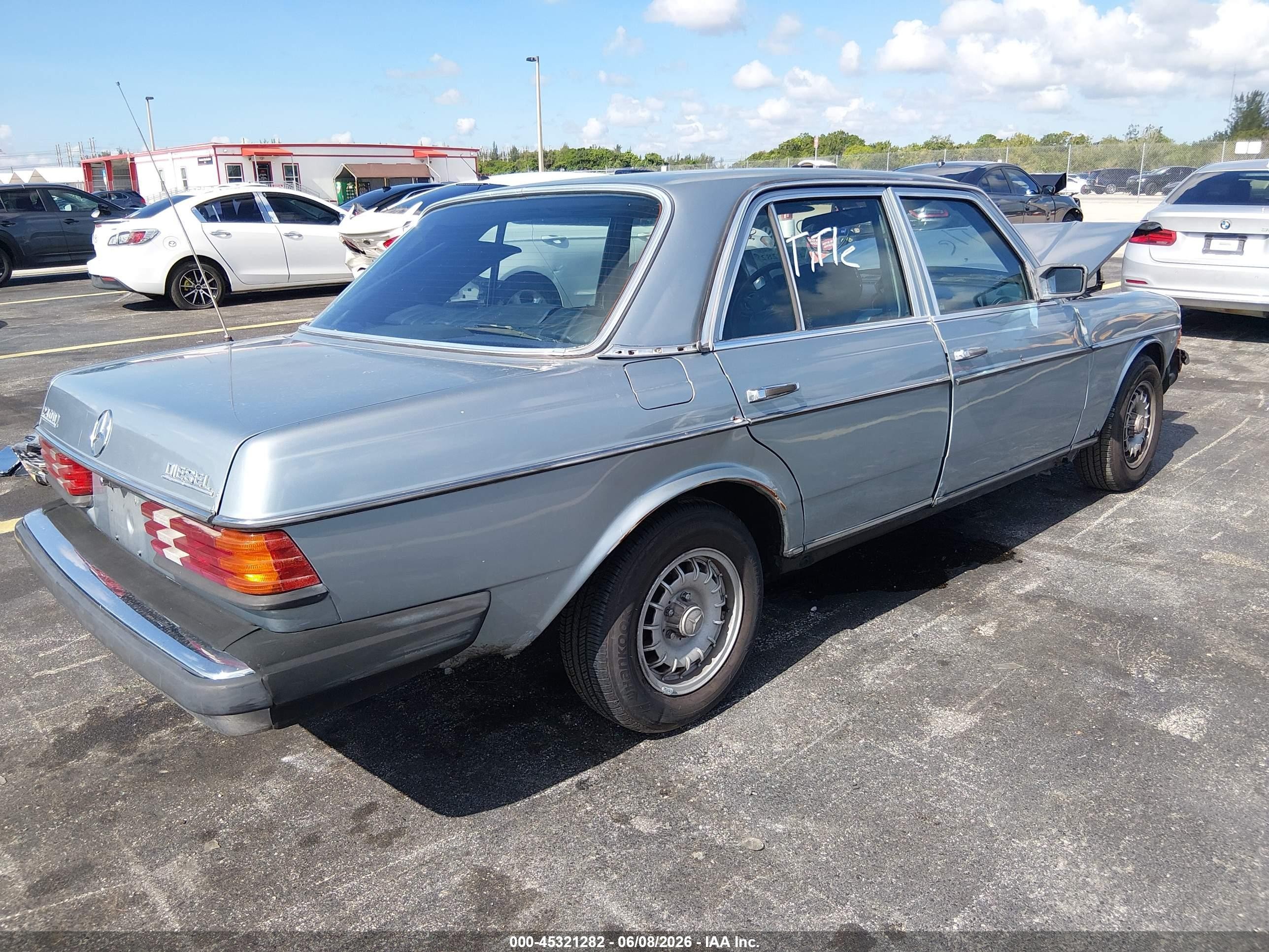 1982 Mercedes-benz 240 D Серый vin: WDBAB23A2CB338375