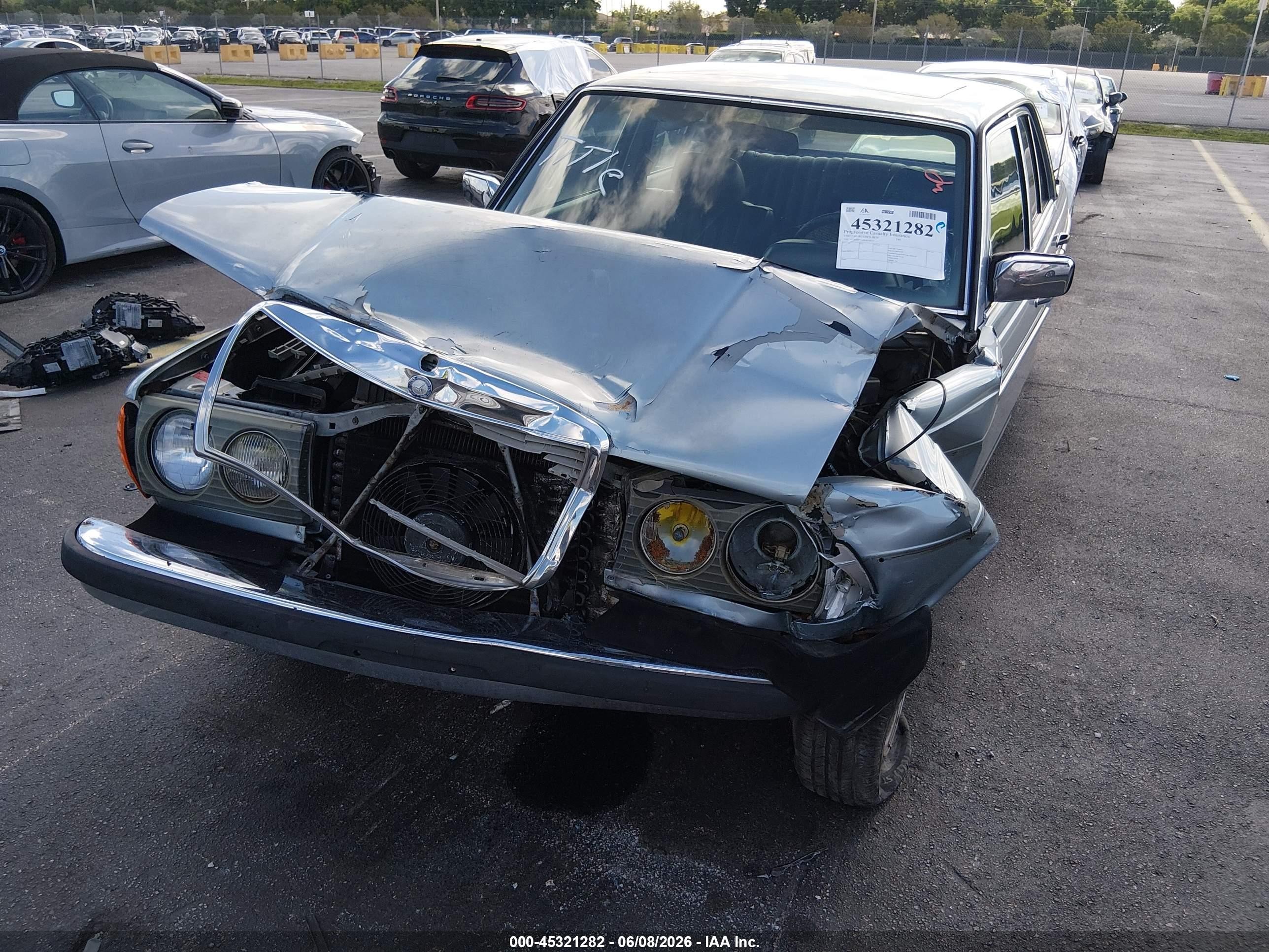 1982 Mercedes-benz 240 D Серый vin: WDBAB23A2CB338375