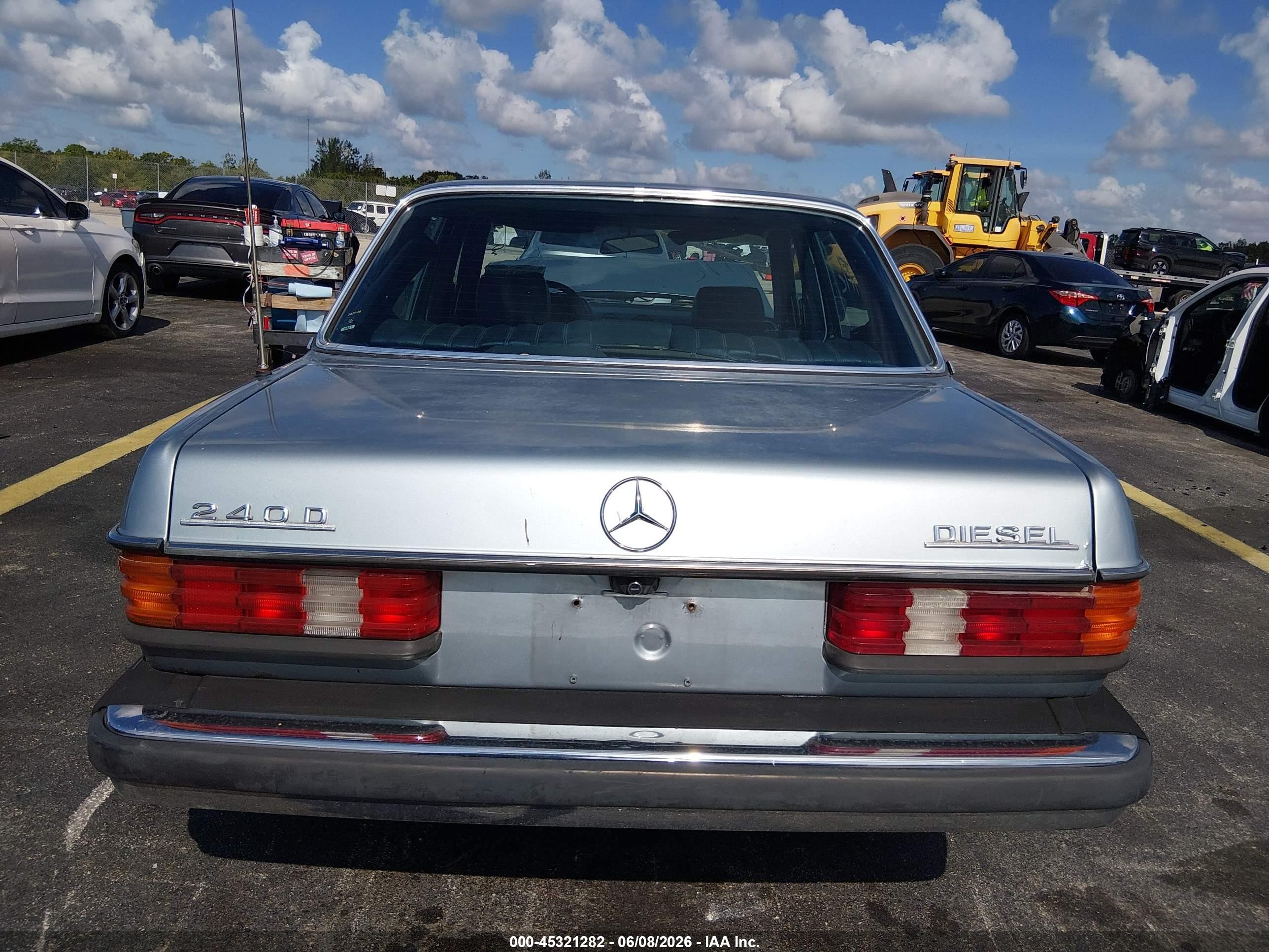 1982 Mercedes-benz 240 D Серый vin: WDBAB23A2CB338375