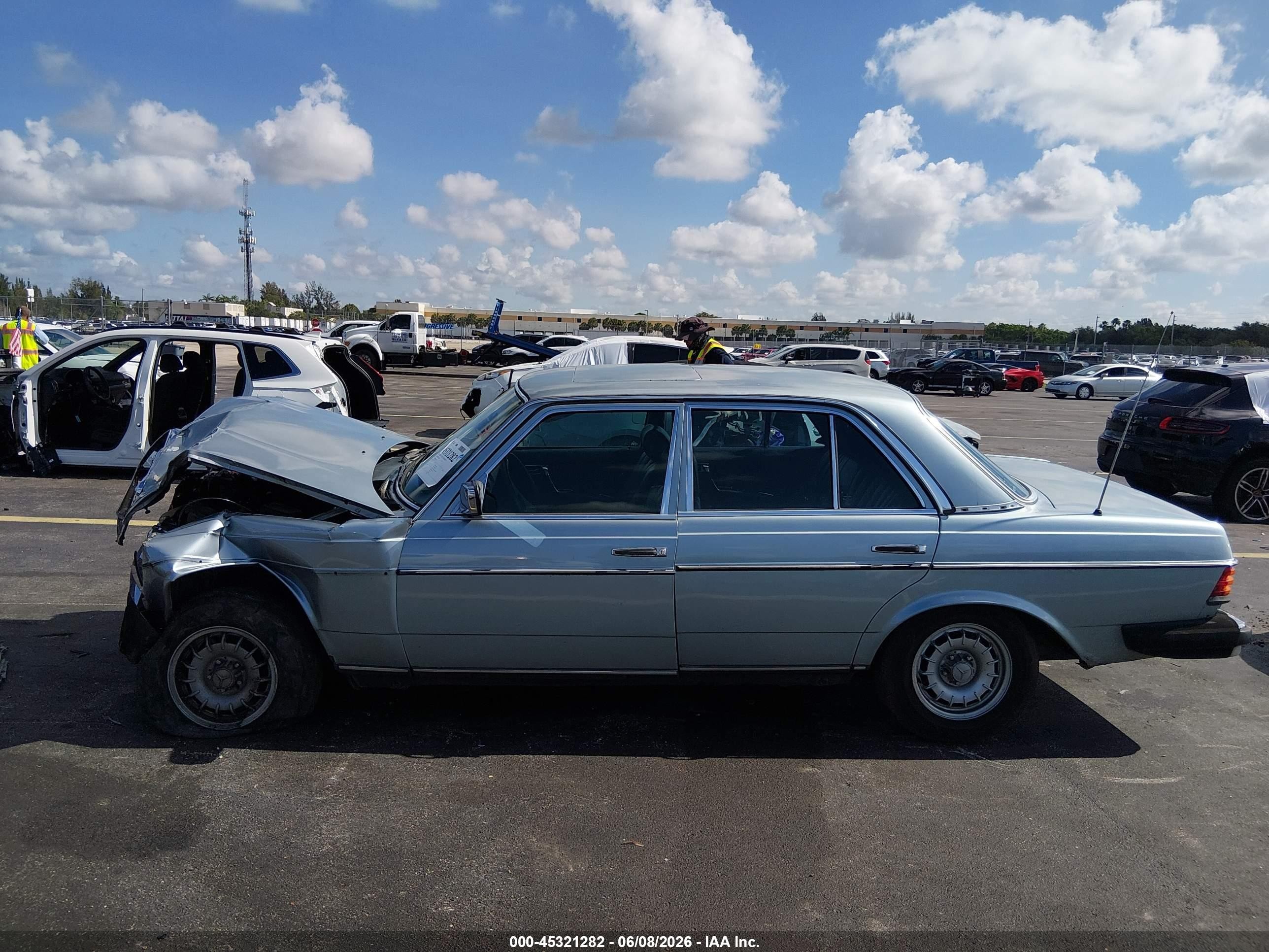 1982 Mercedes-benz 240 D Серый vin: WDBAB23A2CB338375