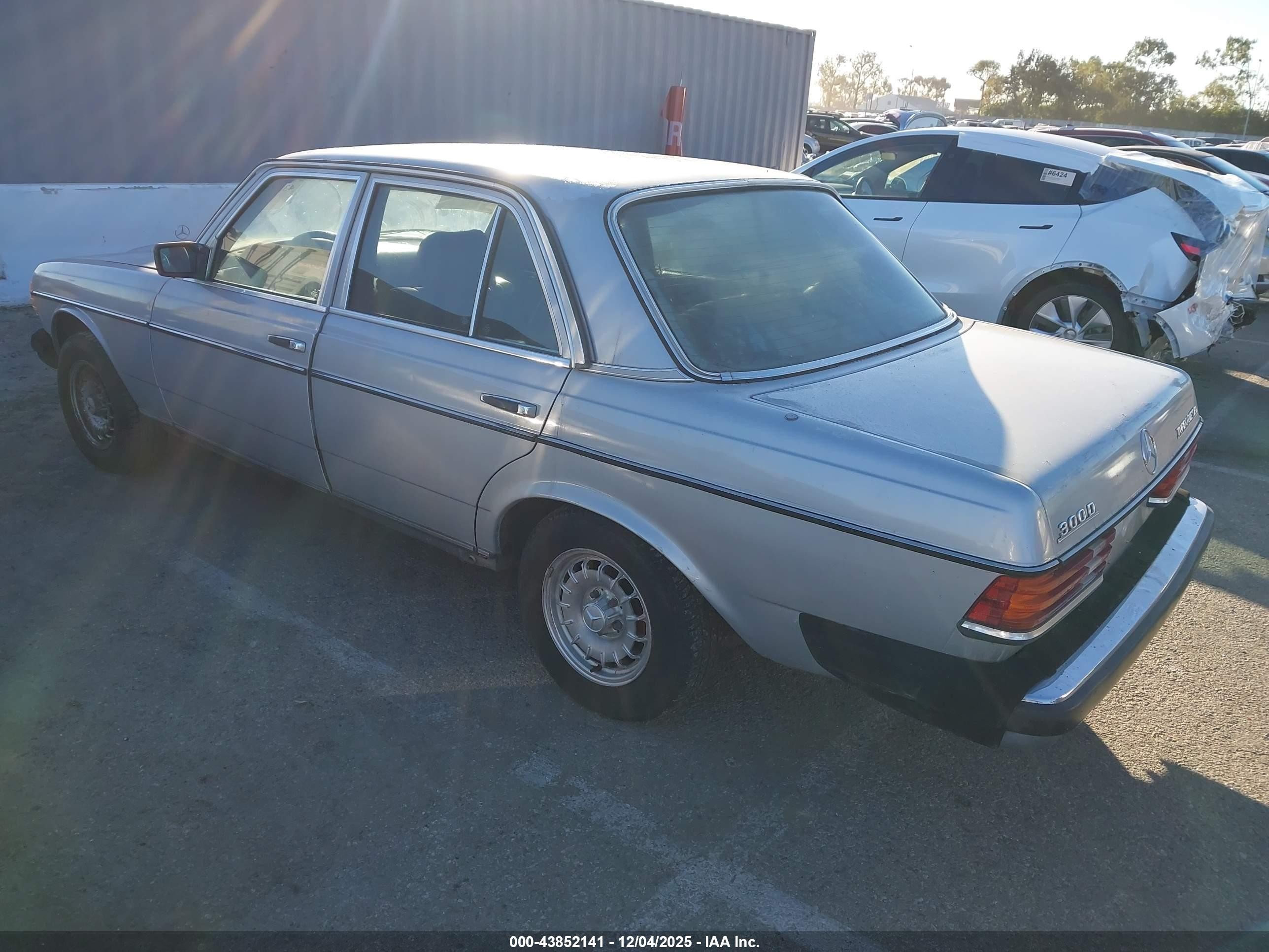1983 Mercedes-benz 300 Dt Серебряный vin: WDBAB33A0DB022707