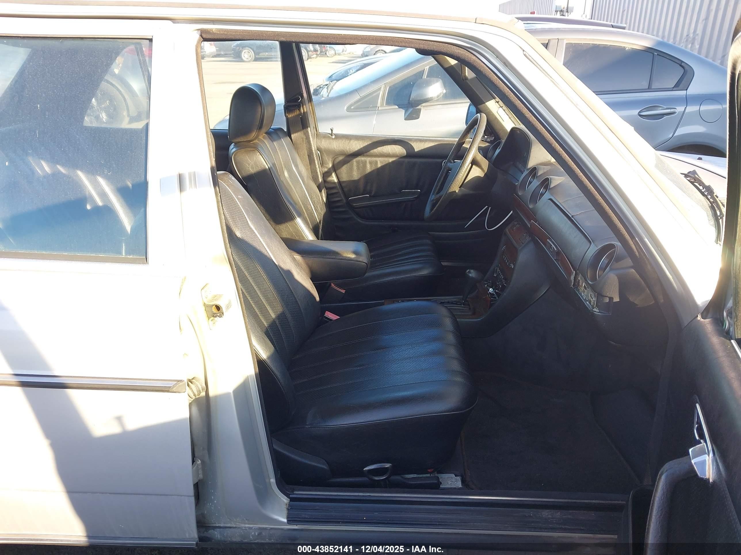 1983 Mercedes-benz 300 Dt Серебряный vin: WDBAB33A0DB022707