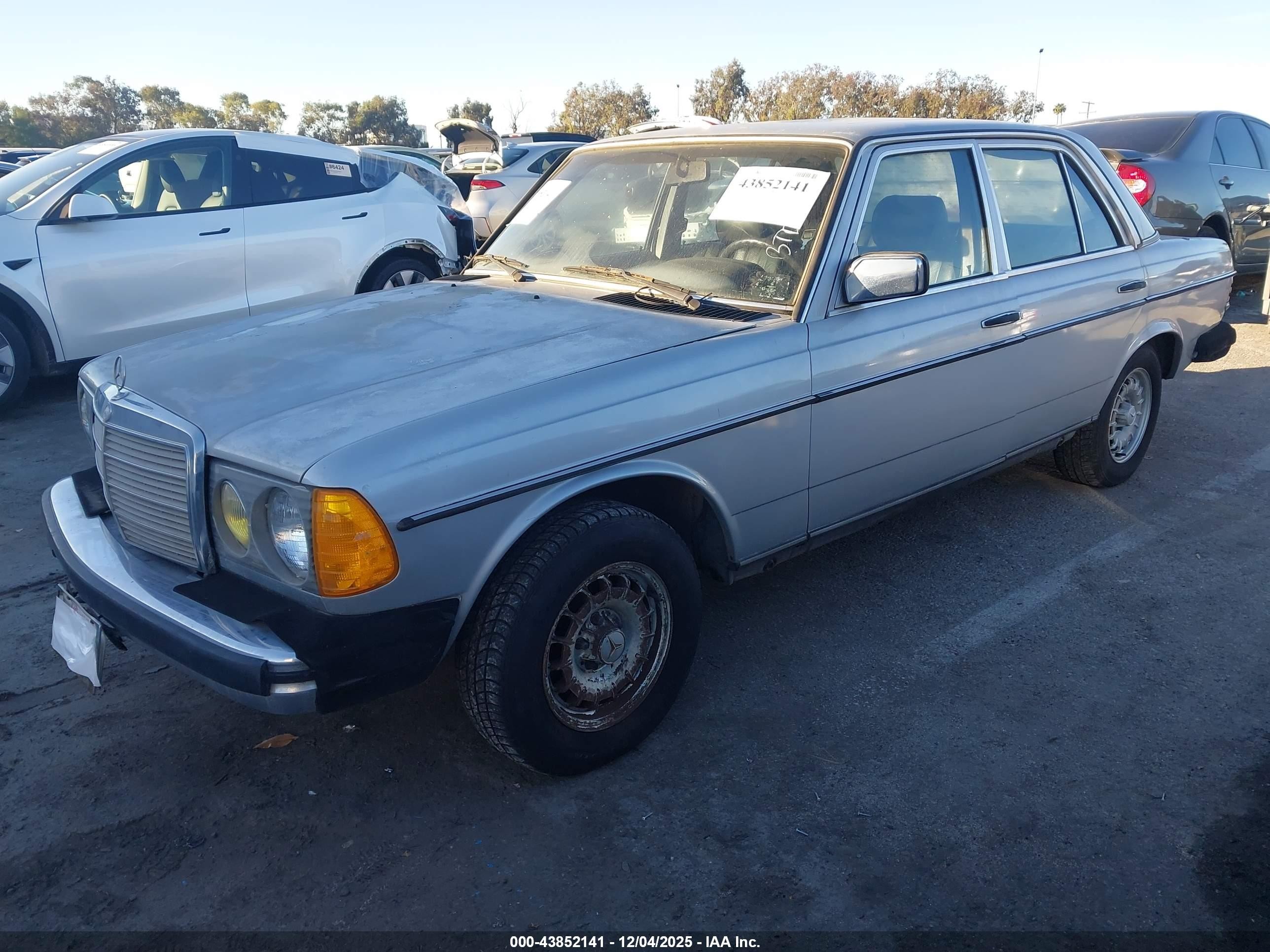 1983 Mercedes-benz 300 Dt Серебряный vin: WDBAB33A0DB022707