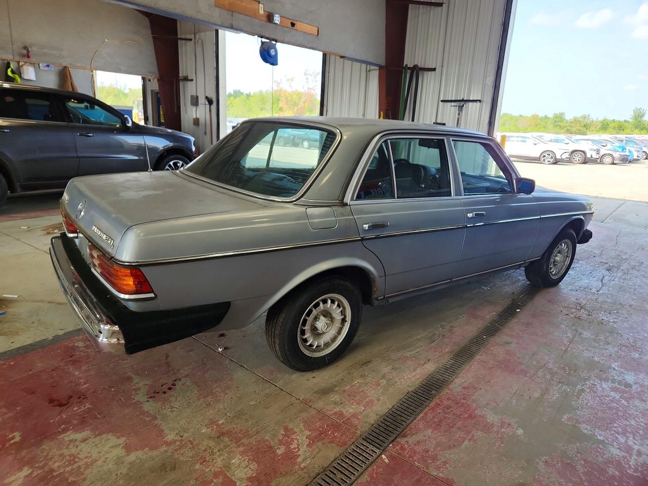 1983 Mercedes-benz 300 Dt Silver vin: WDBAB33A3DB027576