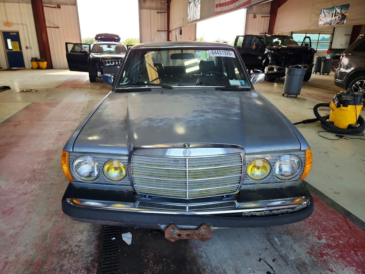 1983 Mercedes-benz 300 Dt Silver vin: WDBAB33A3DB027576
