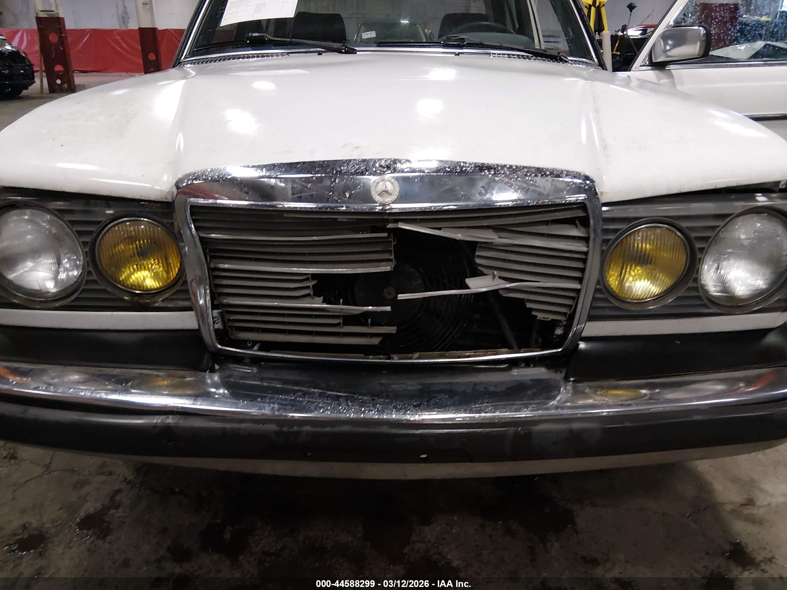 1982 Mercedes-benz 300 Dt White vin: WDBAB33A6CB002220