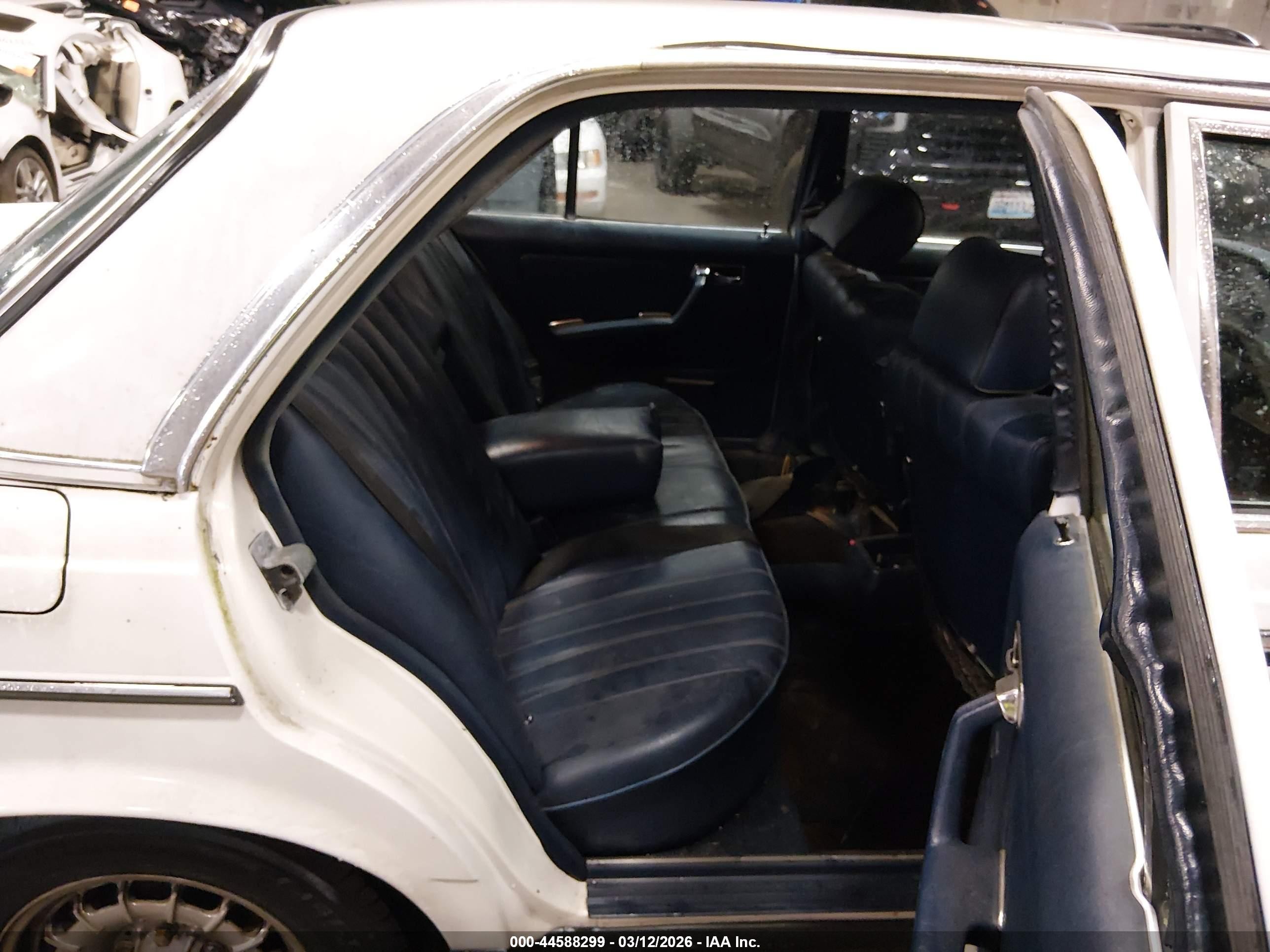 1982 Mercedes-benz 300 Dt White vin: WDBAB33A6CB002220
