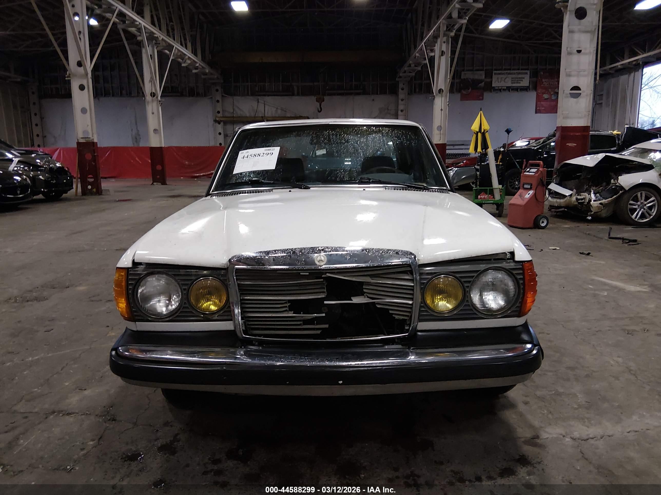 1982 Mercedes-benz 300 Dt White vin: WDBAB33A6CB002220